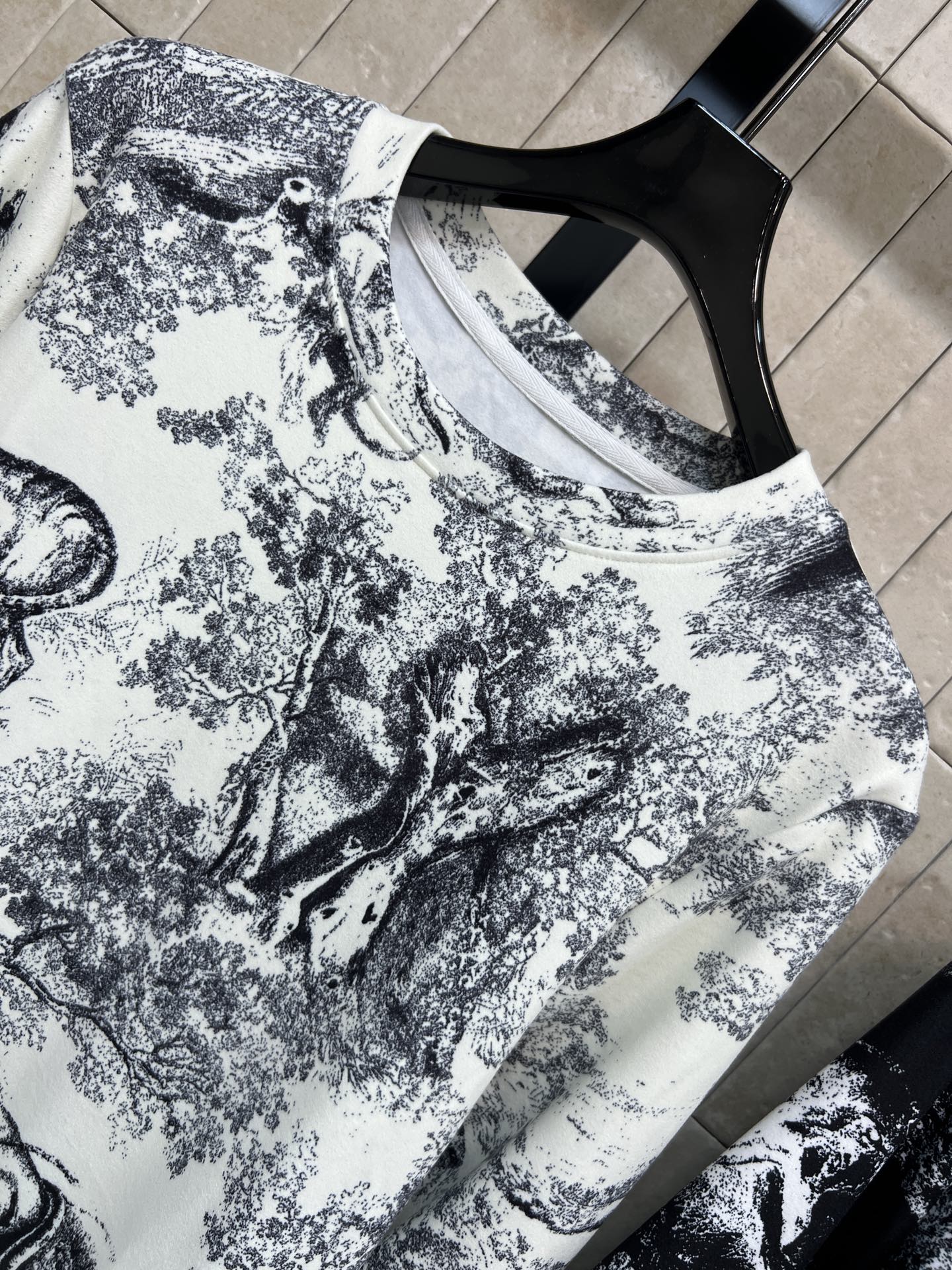 D家 25秋冬新款 丛林动物图案加绒打底衫 黑白丛林动物印花 复古优雅 艺术感满满 里面加绒 上身超级大