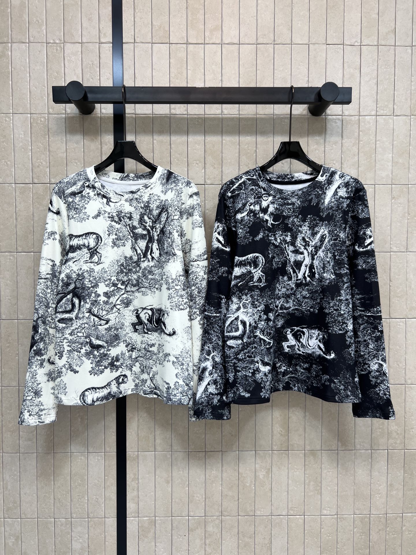 NO:657418,D's 25 new autumn and winter style, jungle animal pattern velvet bottoming shirt, black and white jungle animal print, retro and elegant, full of artistic sense, velvet inside, super stylish upper body, warm styling tool for autumn and winter, a must-have bottoming shirt, the best tool for inner and outer wear, two colors and three sizes, Size/S-M-L,, dior, alexander wang19860909D家 25秋冬新款 丛林动物图案加绒打底衫 黑白丛林动物印花 复古优雅 艺术感满满 里面加绒 上身超级大气时髦 秋冬保暖造型神器 人手必备的打底衫 内搭外穿的最佳神器 两色三码 Size/S-M-L,,dior,alexander wang,Women's clothing