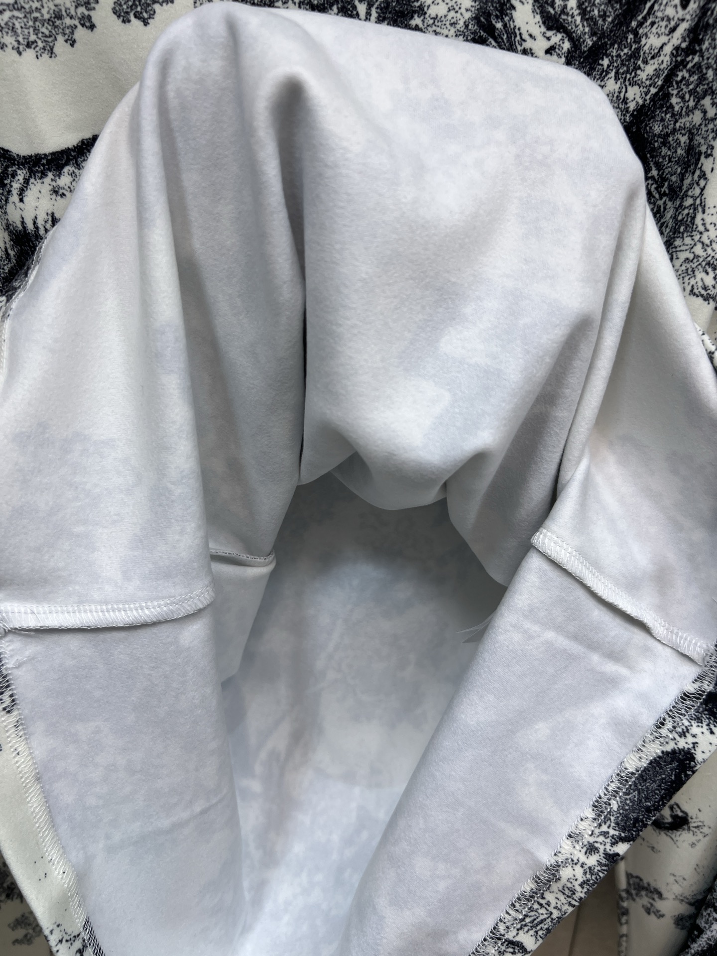 D家 25秋冬新款 丛林动物图案加绒打底衫 黑白丛林动物印花 复古优雅 艺术感满满 里面加绒 上身超级大