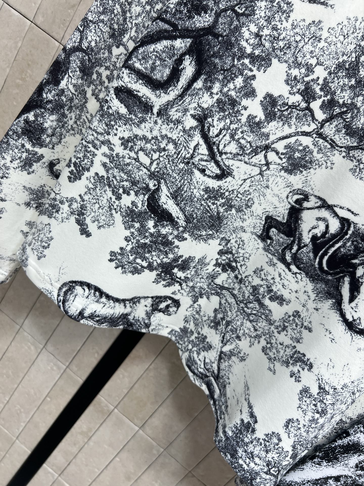 D家 25秋冬新款 丛林动物图案加绒打底衫 黑白丛林动物印花 复古优雅 艺术感满满 里面加绒 上身超级大