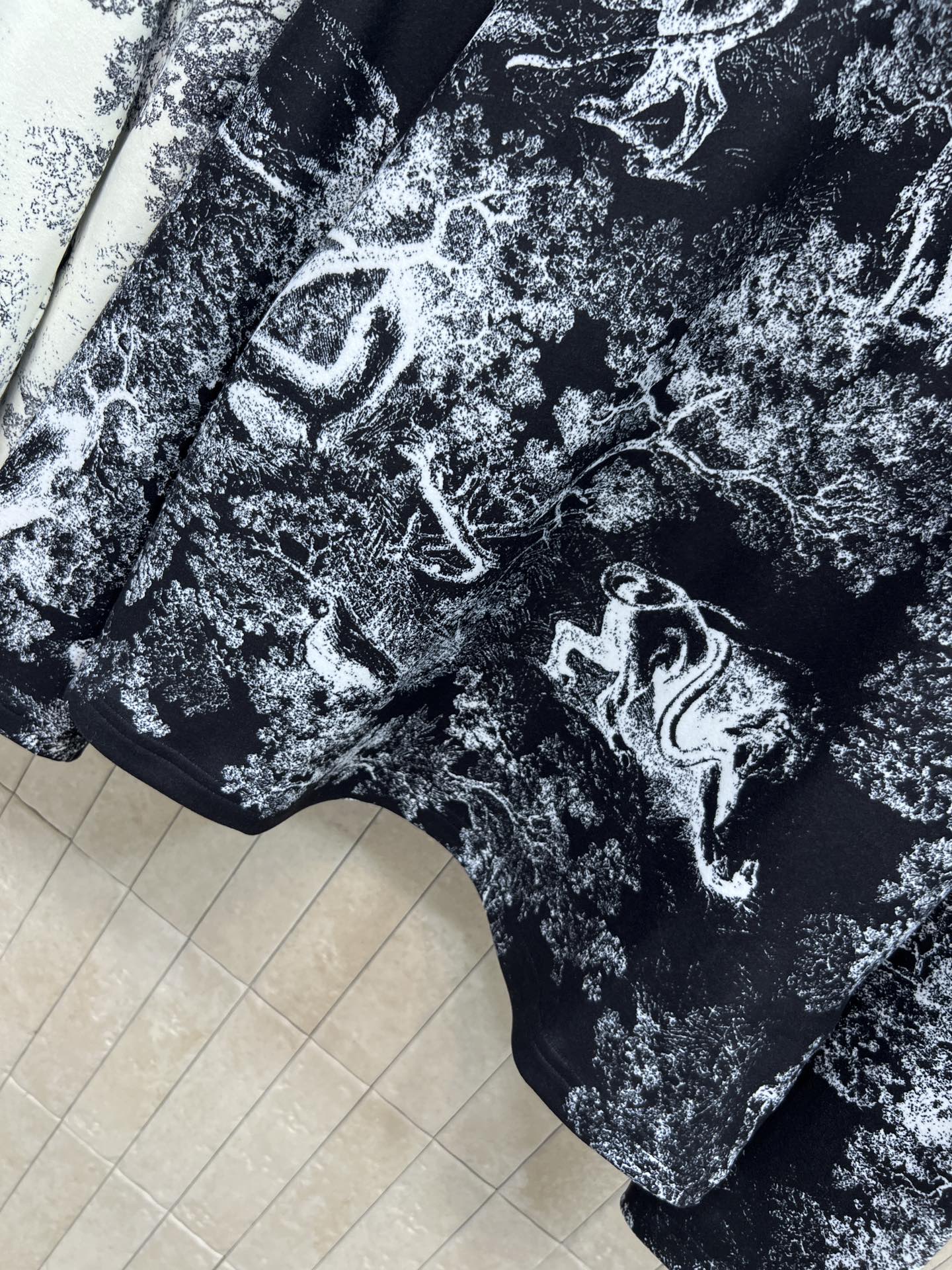 D家 25秋冬新款 丛林动物图案加绒打底衫 黑白丛林动物印花 复古优雅 艺术感满满 里面加绒 上身超级大