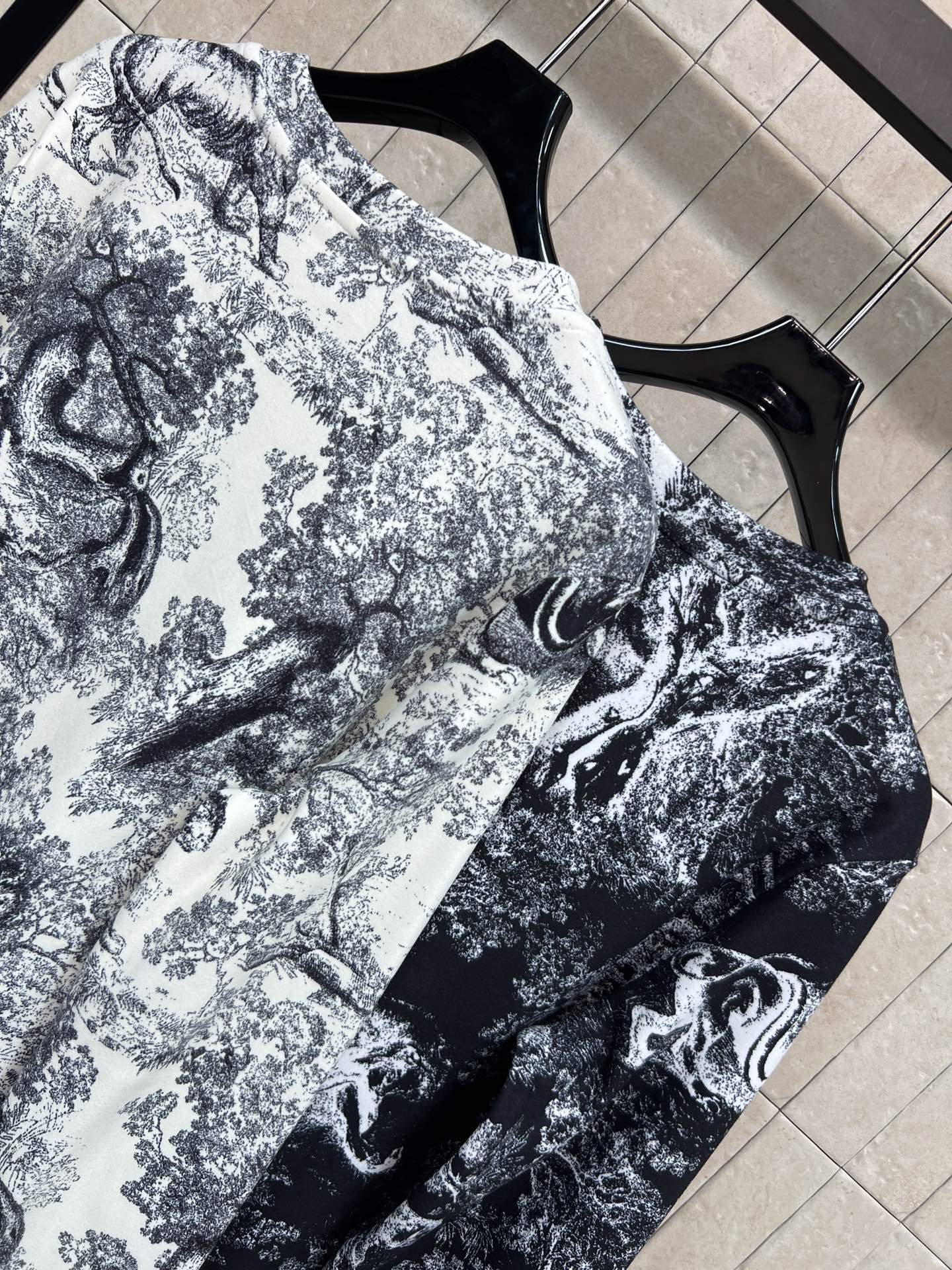 D家 25秋冬新款 丛林动物图案加绒打底衫 黑白丛林动物印花 复古优雅 艺术感满满 里面加绒 上身超级大