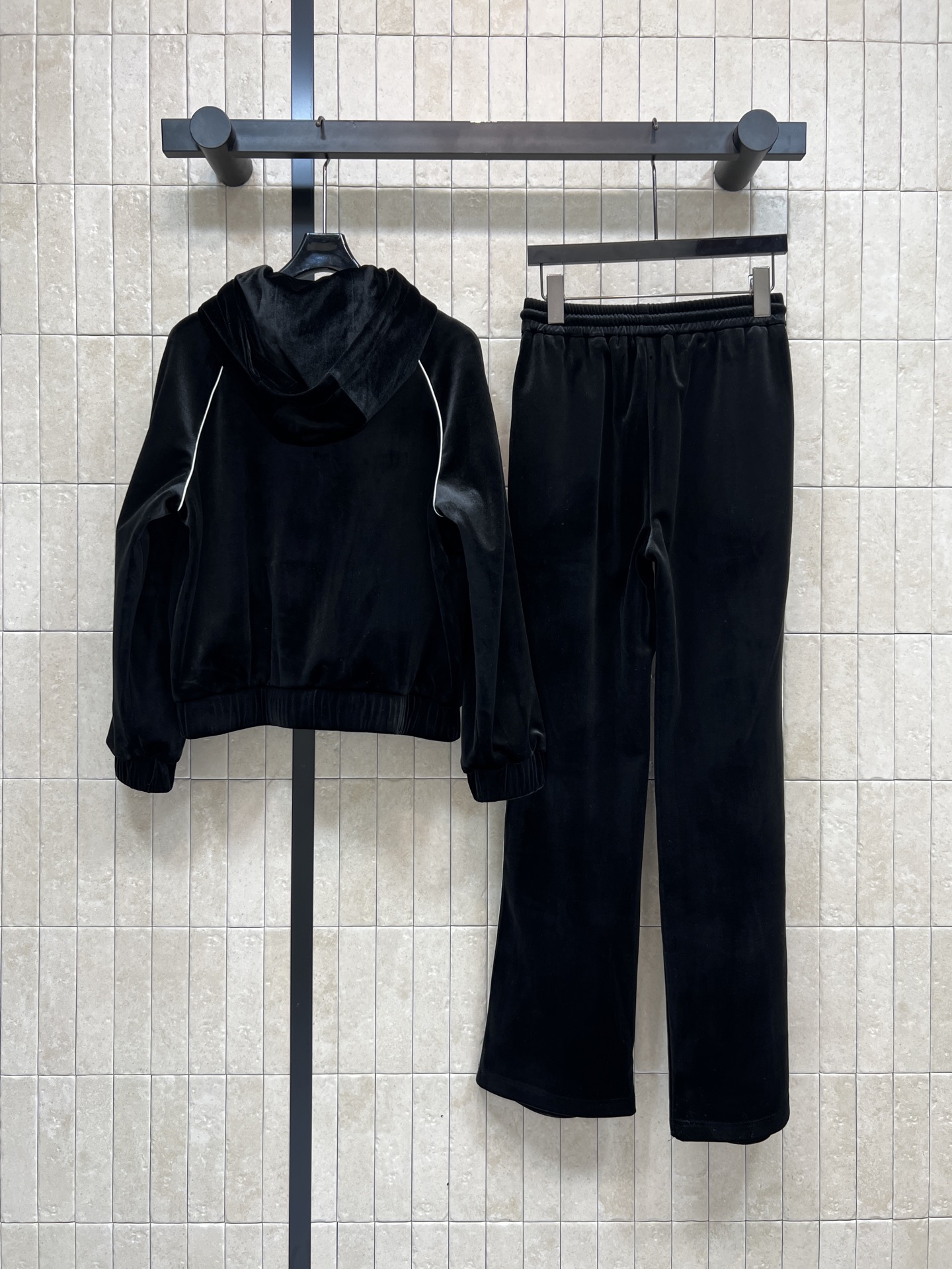 MIU家 25秋冬新款 黑色丝绒休闲套装 连帽外套+高腰休闲裤 触感柔软细腻 秋冬穿超有质感！拉链开合+