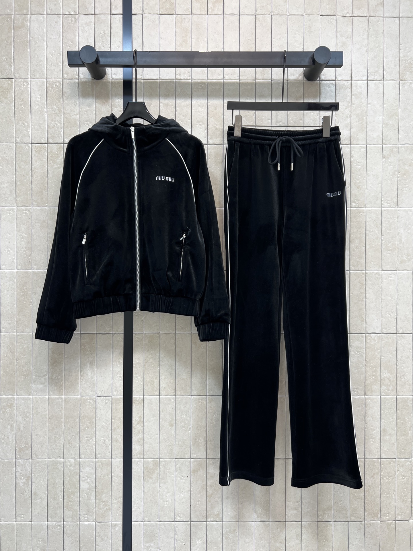 NO:657427,MIU Home 25 new autumn and winter new black velvet casual suit, hooded jacket + high-waisted casual pants, soft and delicate touch, super textured for autumn and winter!  Zipper closure + hood design, white stitching embellishment on the side, simple and layered, logo embroidery on the chest, perfect brand recognition!  Loose fit, comfortable and fashionable. The upper body is casual, lazy and super casual. It looks taller and slimmer and has a fashionable aura. One color and three codes. Size/S-M-L,,miumiu,jackets & coats,hats,alexander wang19860909MIU家 25秋冬新款 黑色丝绒休闲套装 连帽外套+高腰休闲裤 触感柔软细腻 秋冬穿超有质感！拉链开合+连帽设计 侧边白色缝线点缀 简约又有层次感 胸前Logo刺绣 品牌辨识度满分！宽松版型 舒适又时髦 一套上身休闲慵懒超级随性 显高显瘦绝绝子 自带时髦气场 一色三码Size/S-M-L,,miumiu,jackets & coats,hats,alexander wang,Women's clothing