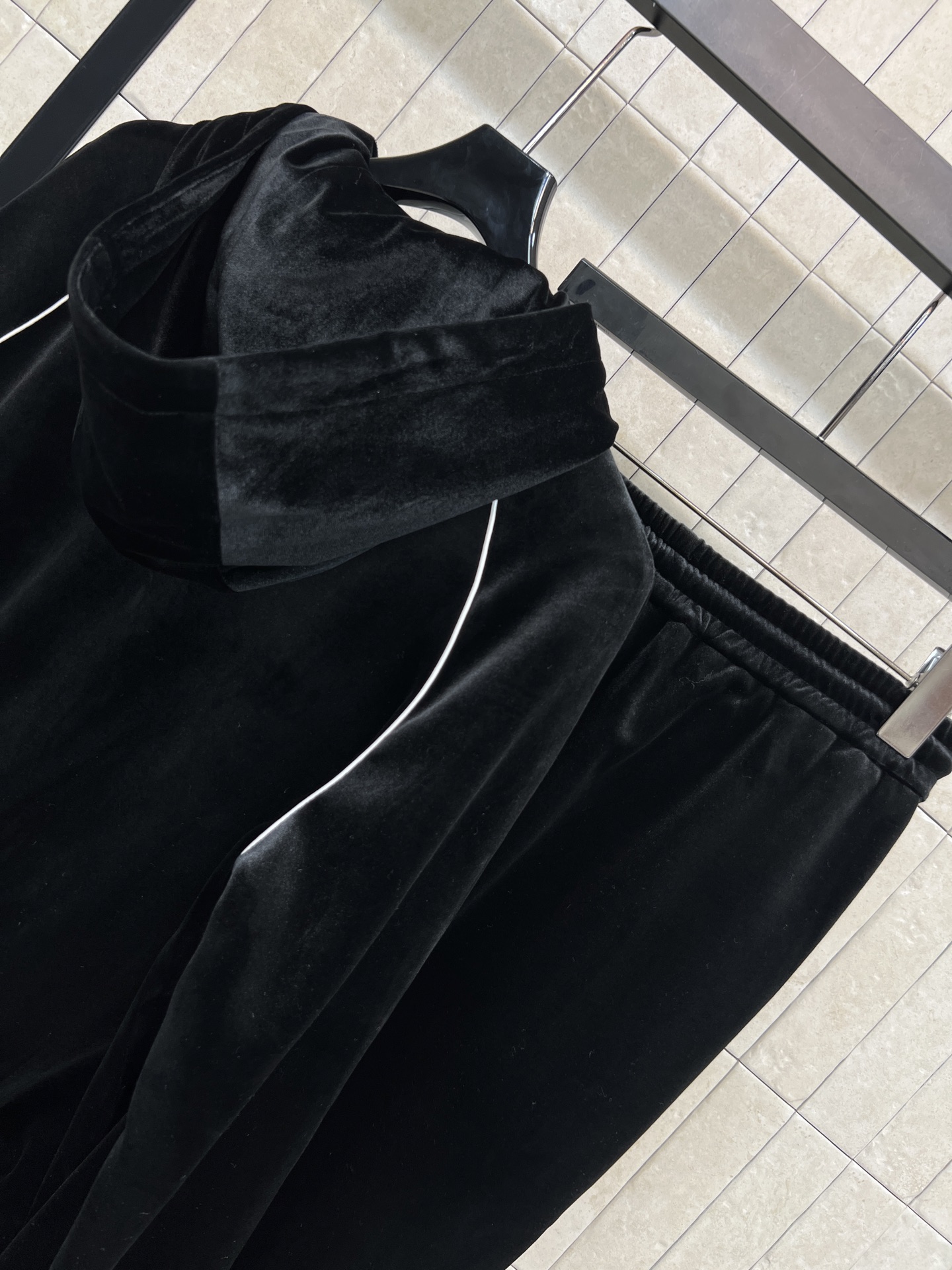 MIU家 25秋冬新款 黑色丝绒休闲套装 连帽外套+高腰休闲裤 触感柔软细腻 秋冬穿超有质感！拉链开合+