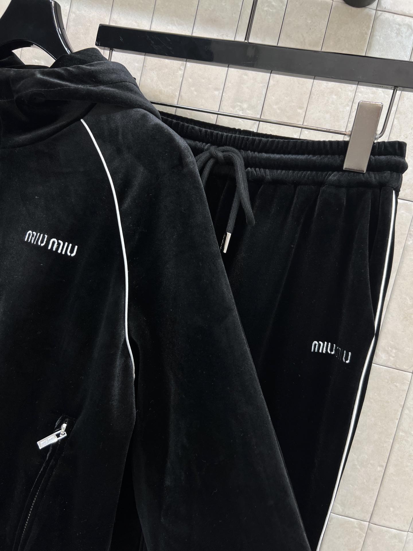 MIU家 25秋冬新款 黑色丝绒休闲套装 连帽外套+高腰休闲裤 触感柔软细腻 秋冬穿超有质感！拉链开合+