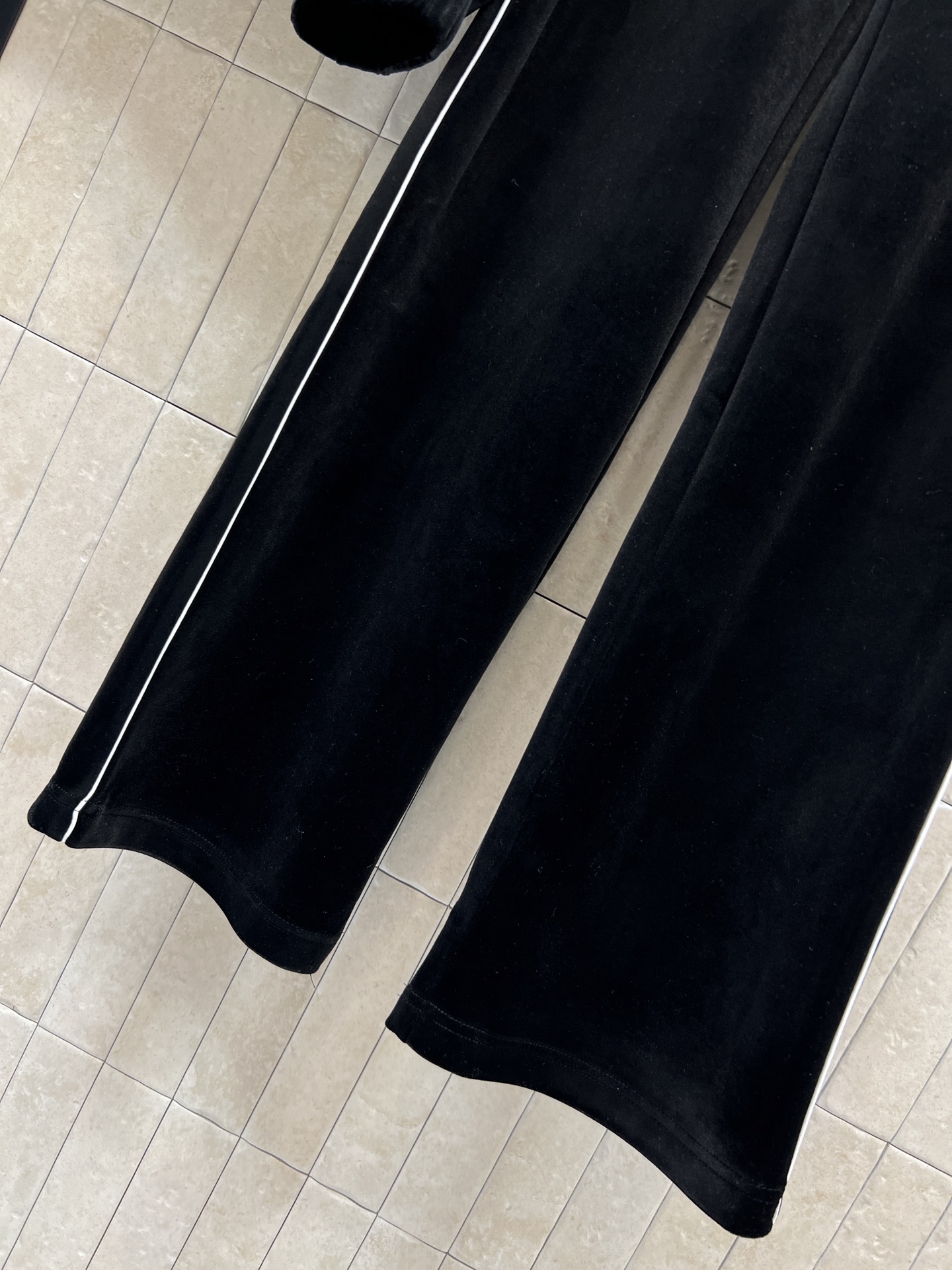 MIU家 25秋冬新款 黑色丝绒休闲套装 连帽外套+高腰休闲裤 触感柔软细腻 秋冬穿超有质感！拉链开合+