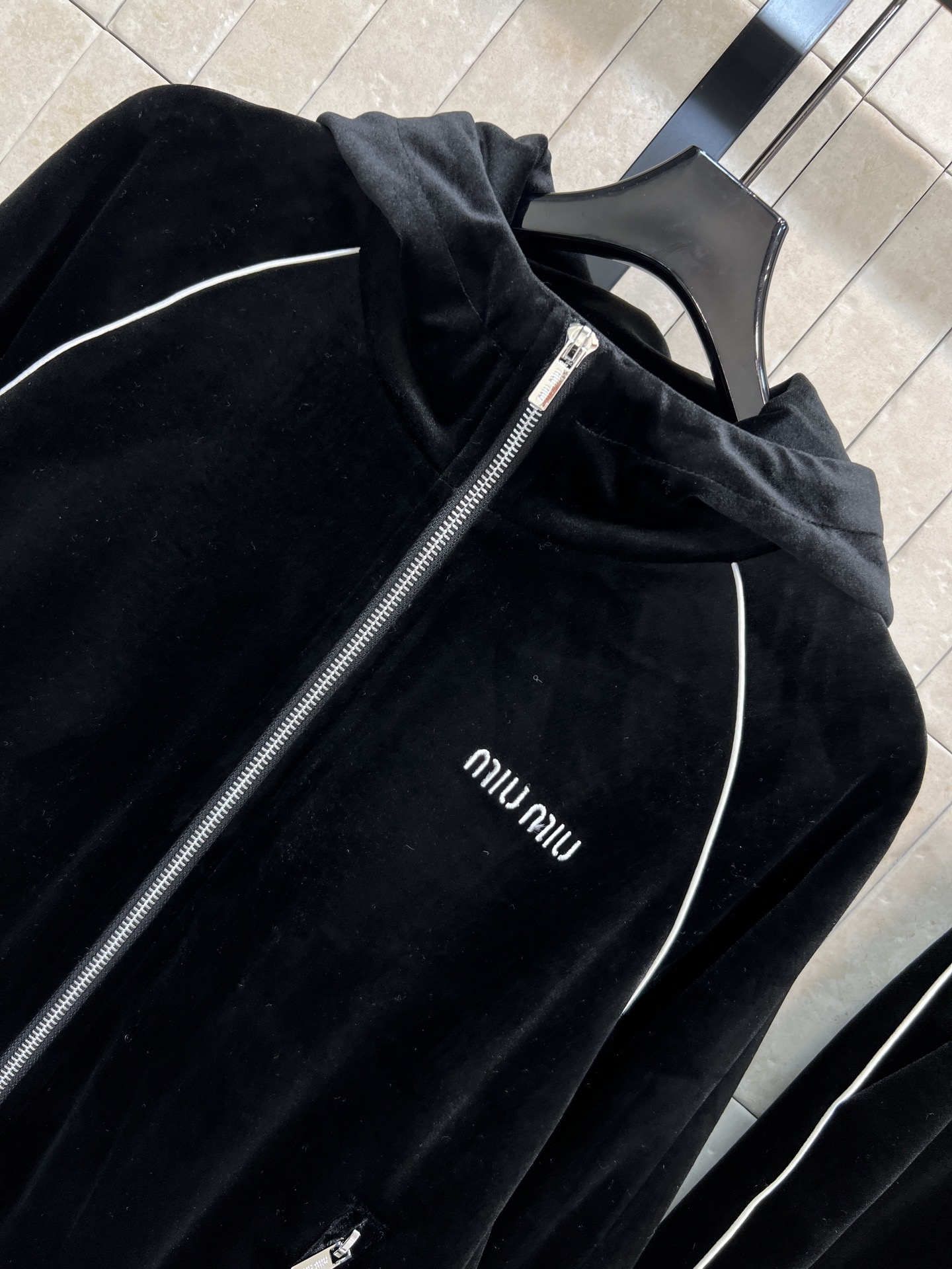 MIU家 25秋冬新款 黑色丝绒休闲套装 连帽外套+高腰休闲裤 触感柔软细腻 秋冬穿超有质感！拉链开合+