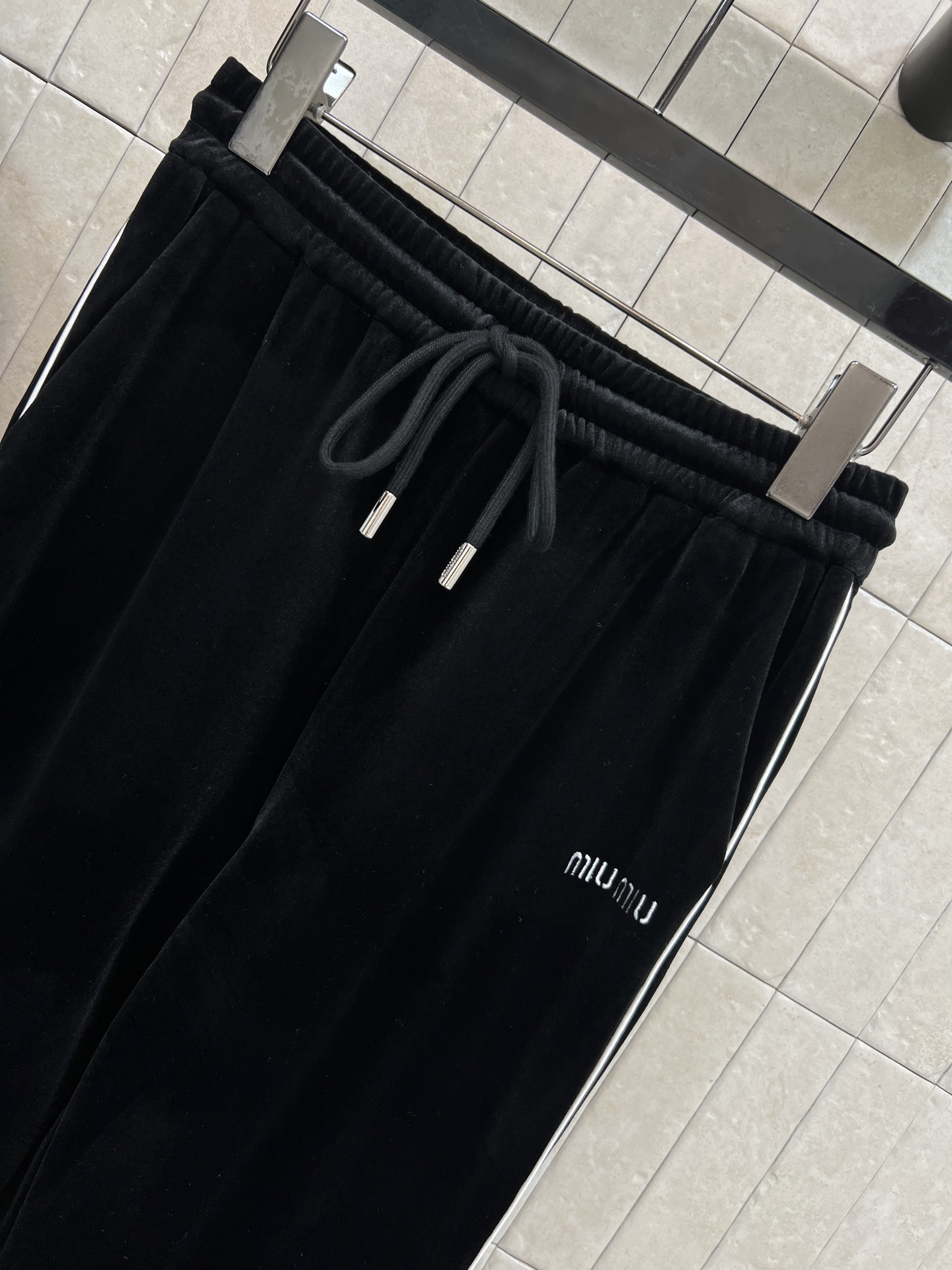 MIU家 25秋冬新款 黑色丝绒休闲套装 连帽外套+高腰休闲裤 触感柔软细腻 秋冬穿超有质感！拉链开合+