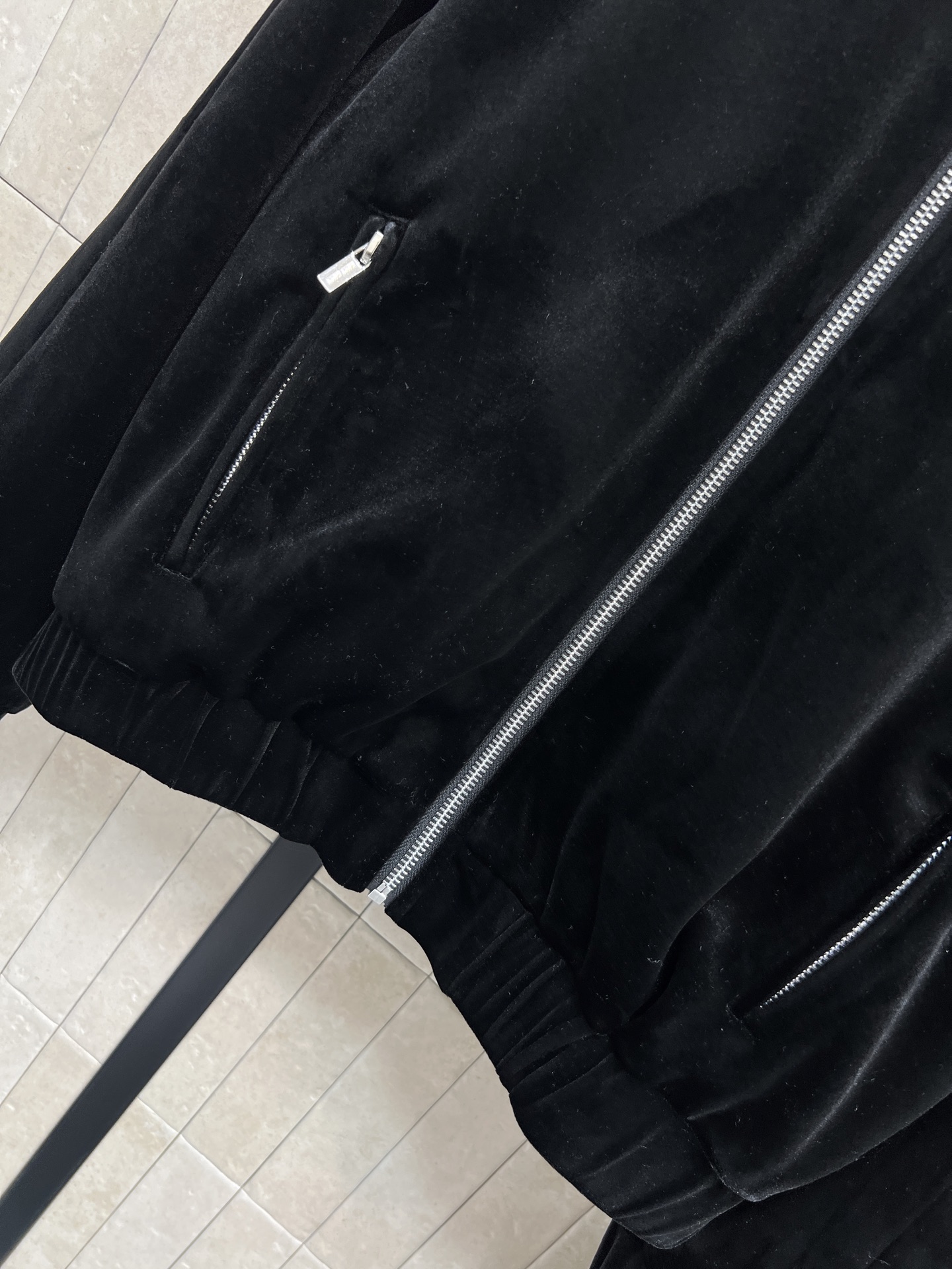 MIU家 25秋冬新款 黑色丝绒休闲套装 连帽外套+高腰休闲裤 触感柔软细腻 秋冬穿超有质感！拉链开合+