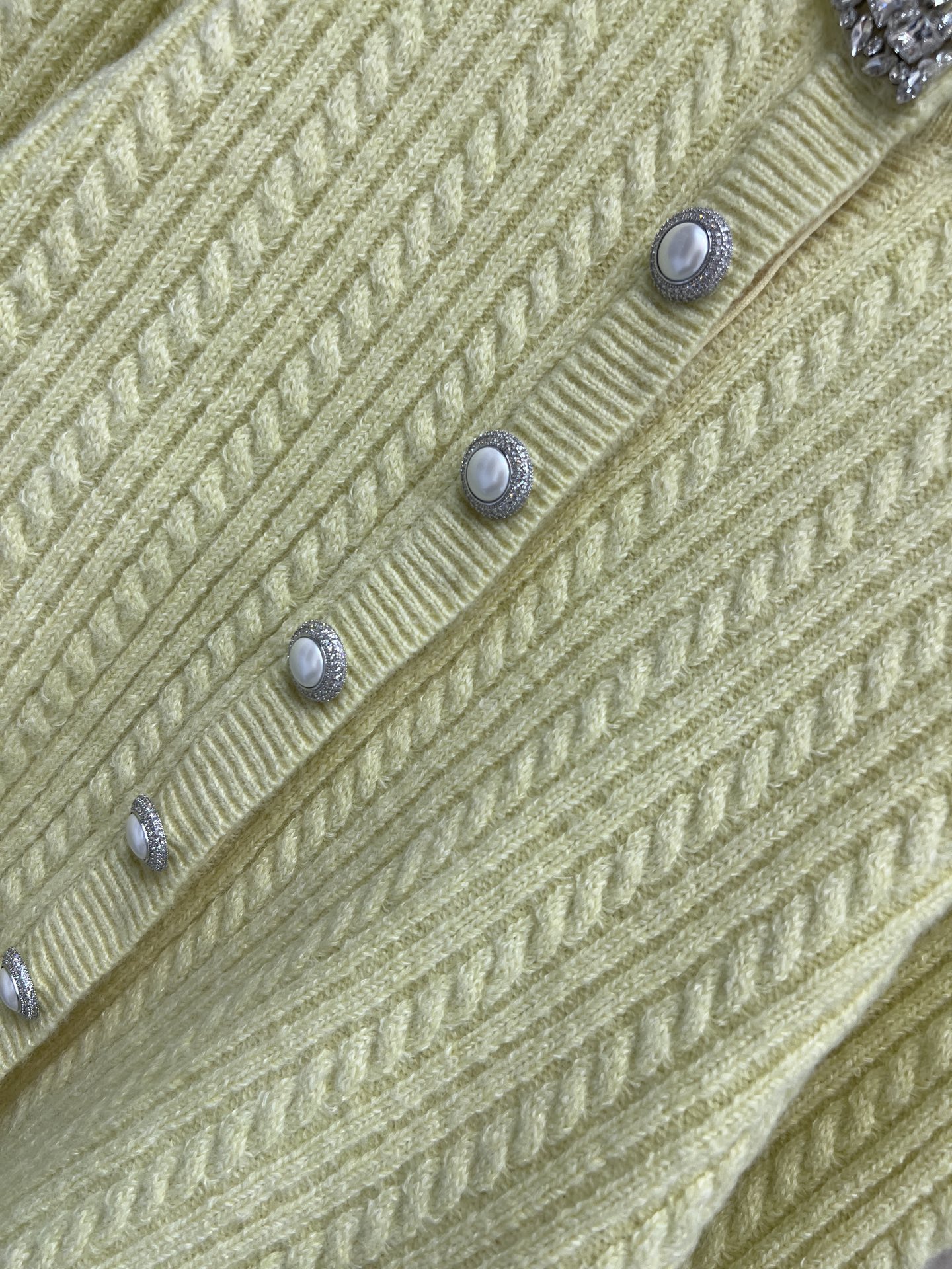 Self家 25秋冬新款 奶油黄钻饰针织开衫 羊毛混纺材质 柔软亲肤 秋冬穿超舒服~经典绞花纹理+镶钻领