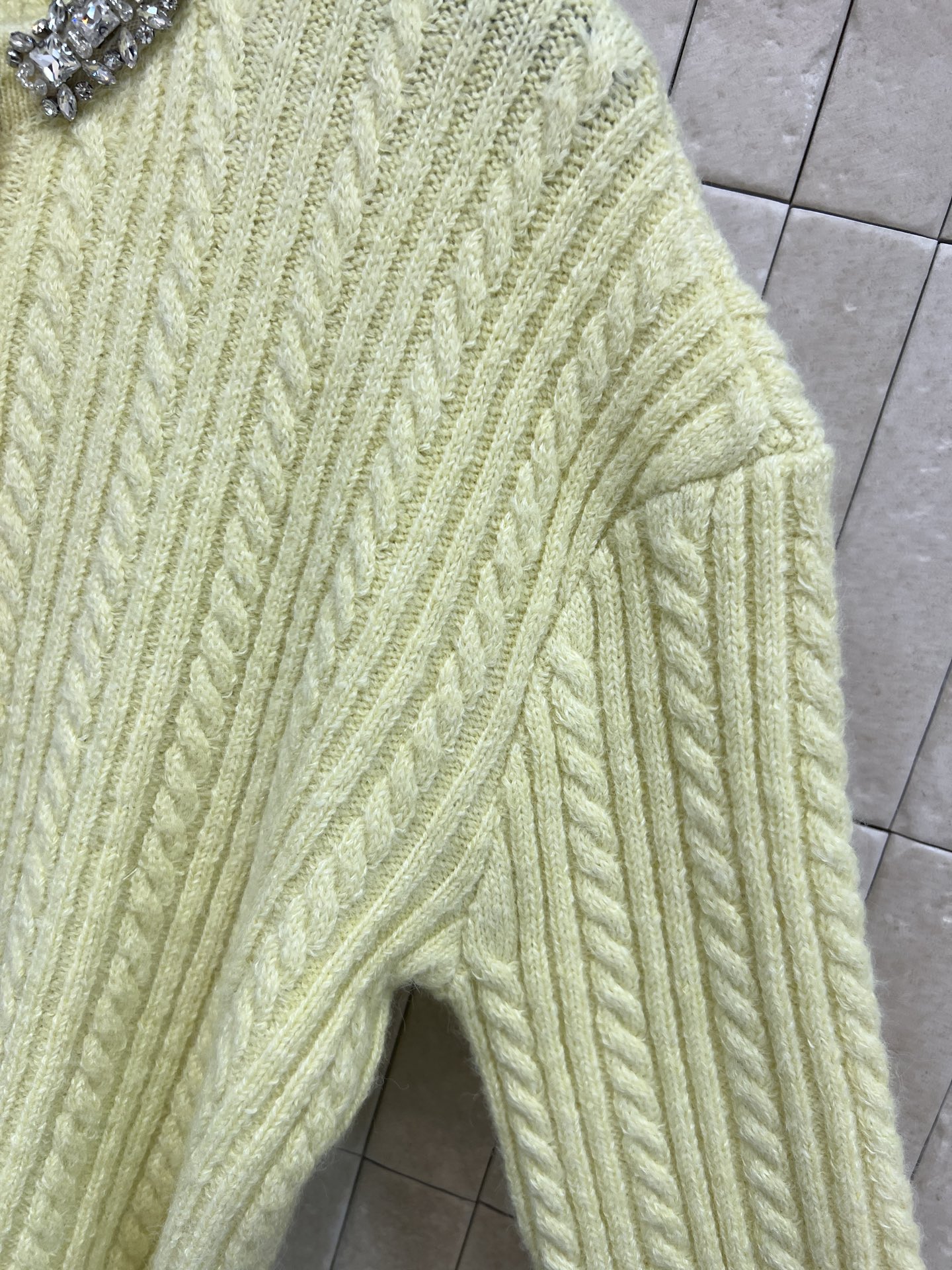 Self家 25秋冬新款 奶油黄钻饰针织开衫 羊毛混纺材质 柔软亲肤 秋冬穿超舒服~经典绞花纹理+镶钻领