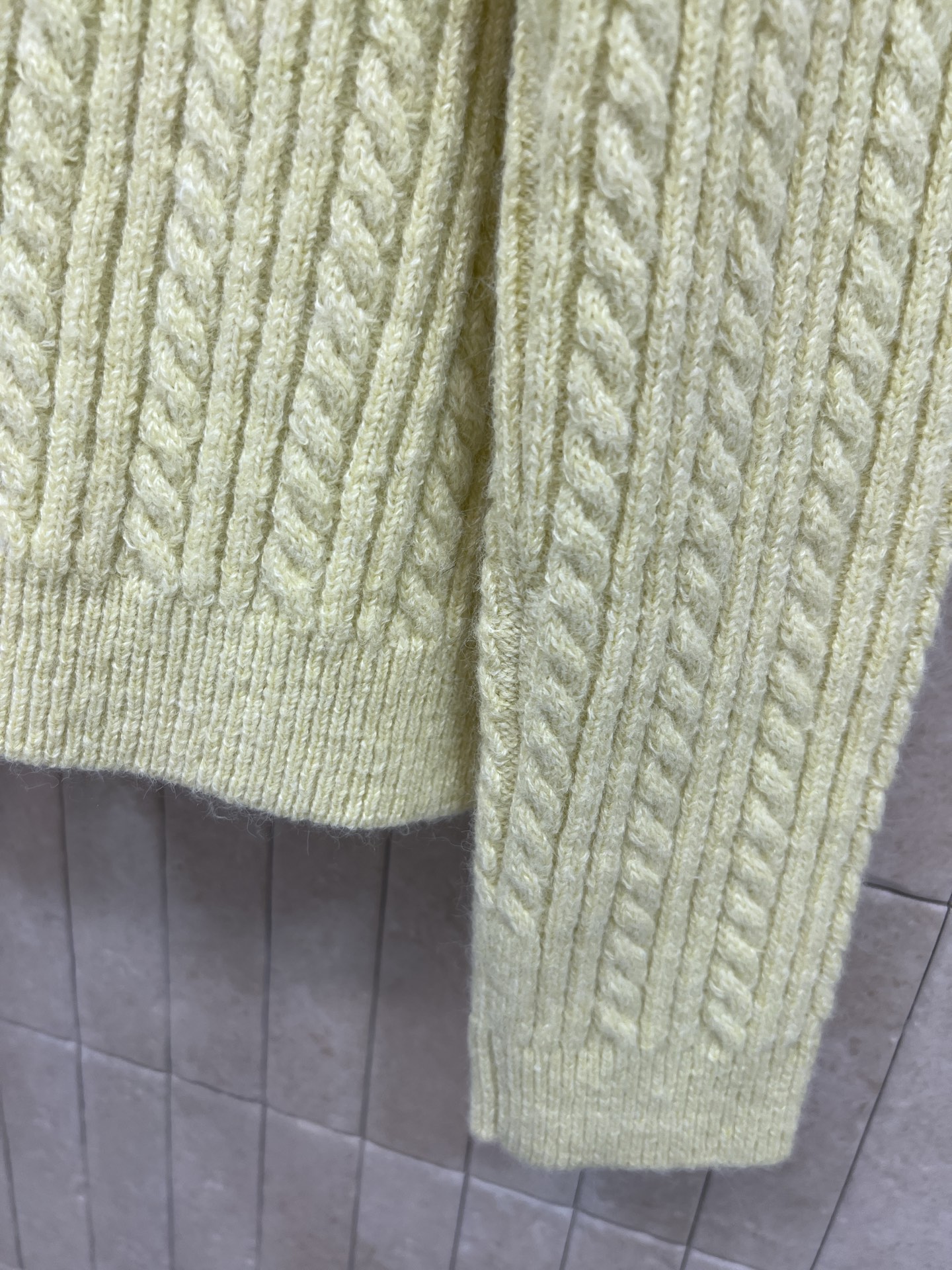 Self家 25秋冬新款 奶油黄钻饰针织开衫 羊毛混纺材质 柔软亲肤 秋冬穿超舒服~经典绞花纹理+镶钻领