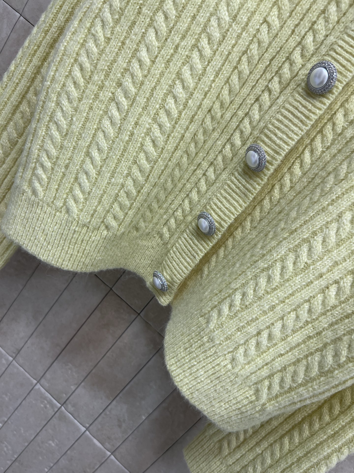 Self家 25秋冬新款 奶油黄钻饰针织开衫 羊毛混纺材质 柔软亲肤 秋冬穿超舒服~经典绞花纹理+镶钻领