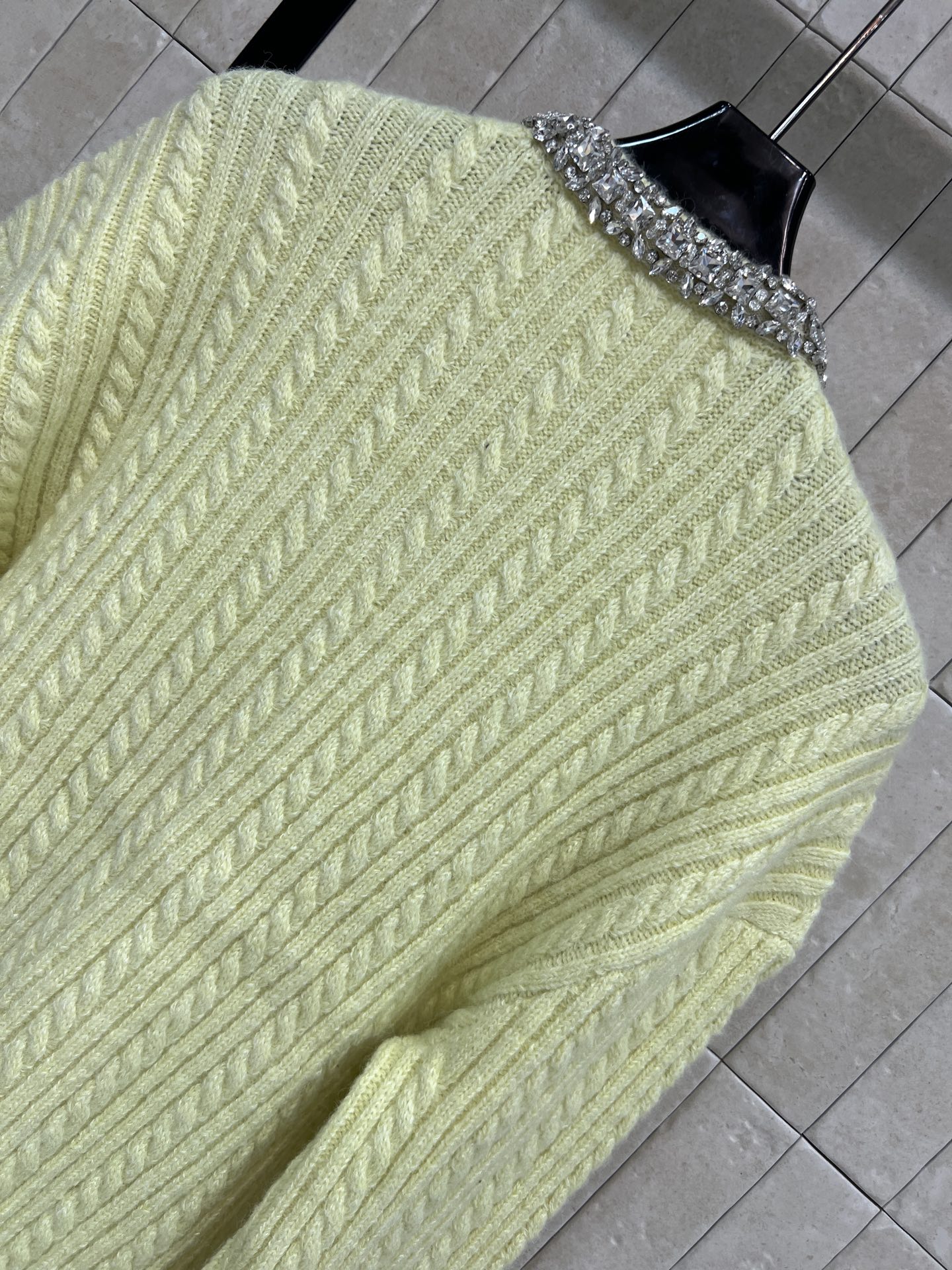 Self家 25秋冬新款 奶油黄钻饰针织开衫 羊毛混纺材质 柔软亲肤 秋冬穿超舒服~经典绞花纹理+镶钻领