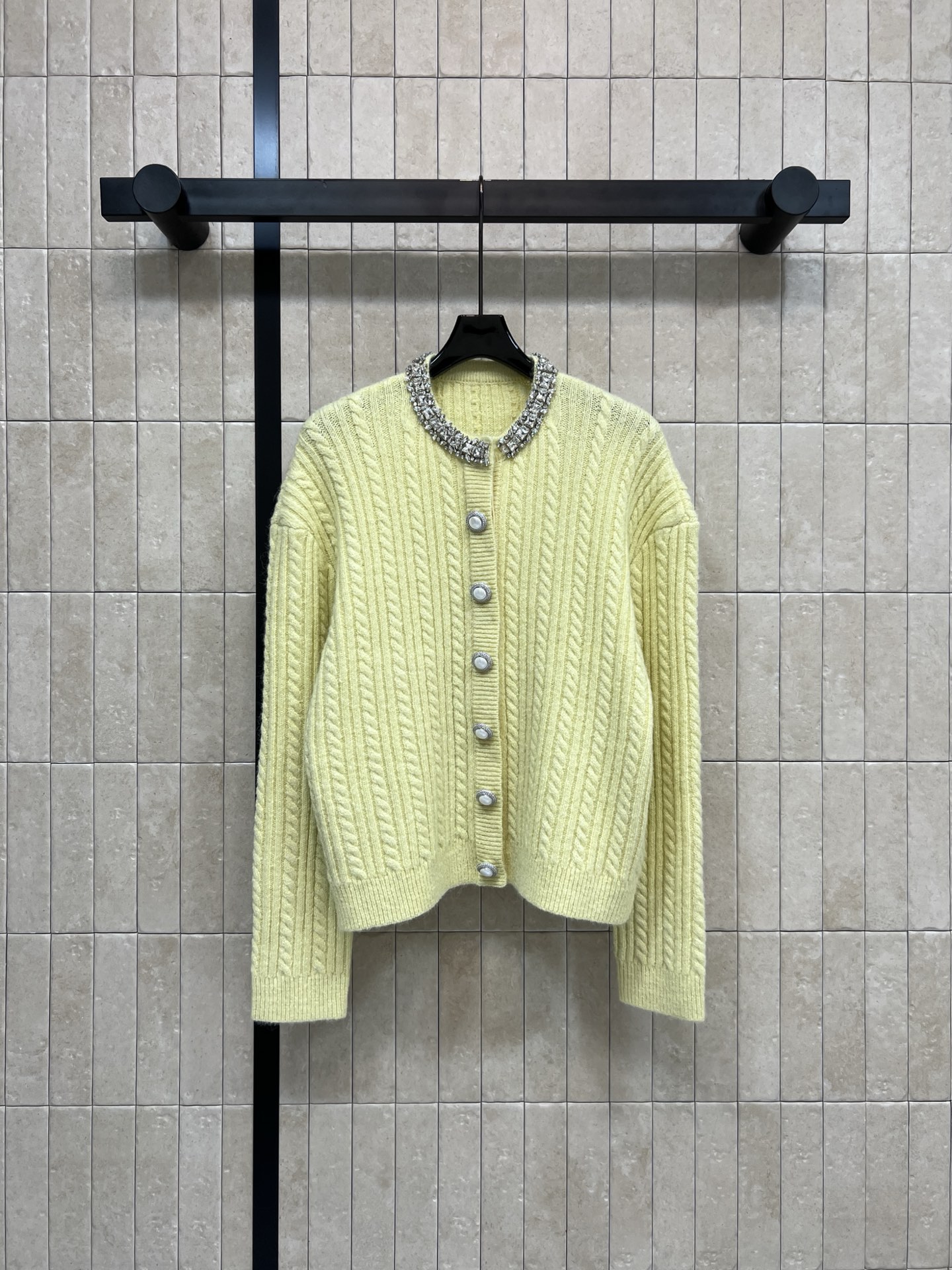 NO:657438,Self's 25 new autumn and winter style cream yellow diamond-embellished knitted cardigan. Wool blend material is soft and skin-friendly. Super comfortable to wear in autumn and winter~classic cable texture + diamond-encrusted neckline. Pearl and rhinestone embellishments are full of sophistication. Single-row diamond button design is easy to put on and take off and has beautiful details. The cream yellow tone is white and gentle. It goes well with light-colored pants and skirts. The loose silhouette is comfortable and fashionable. It can easily create a high-end look!  One color, three sizes Size/S-M-L,,fendi,skirts,alexander wang19860909Self家 25秋冬新款 奶油黄钻饰针织开衫 羊毛混纺材质 柔软亲肤 秋冬穿超舒服~经典绞花纹理+镶钻领口 珍珠和水钻点缀 精致感满满了 单排钻扣设计 穿脱方便又有细节美 奶黄色调显白又温柔 搭配浅色裤裙都很出彩品 宽松廓形 舒适又时髦 轻松打造高级感穿搭！一色三码 Size/S-M-L,,fendi,skirts,alexander wang,Women's clothing