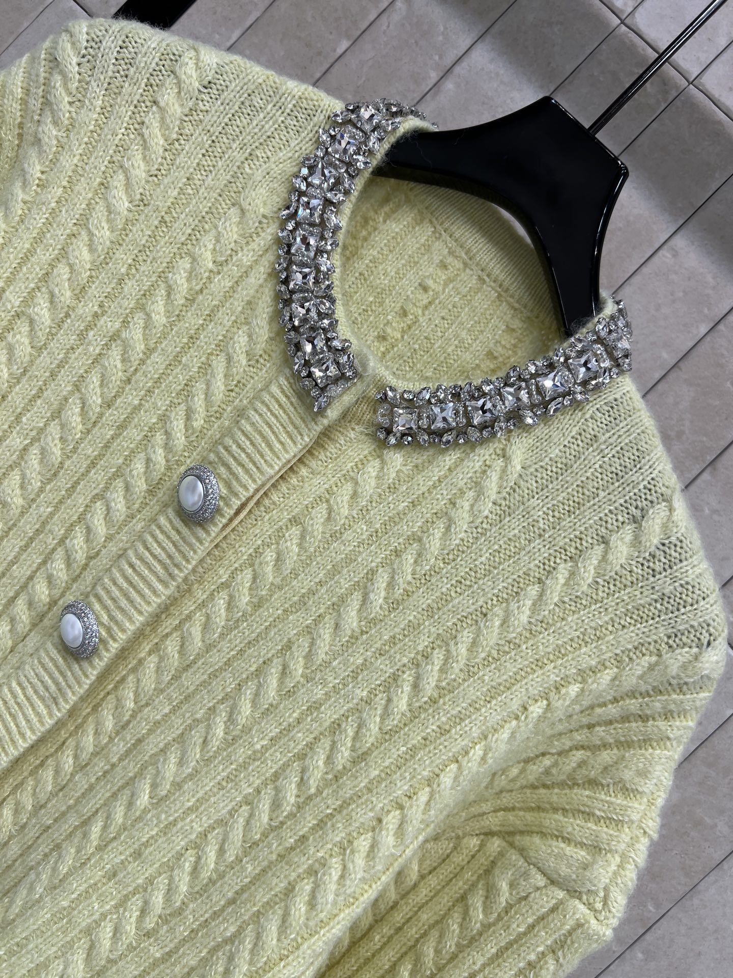 Self家 25秋冬新款 奶油黄钻饰针织开衫 羊毛混纺材质 柔软亲肤 秋冬穿超舒服~经典绞花纹理+镶钻领