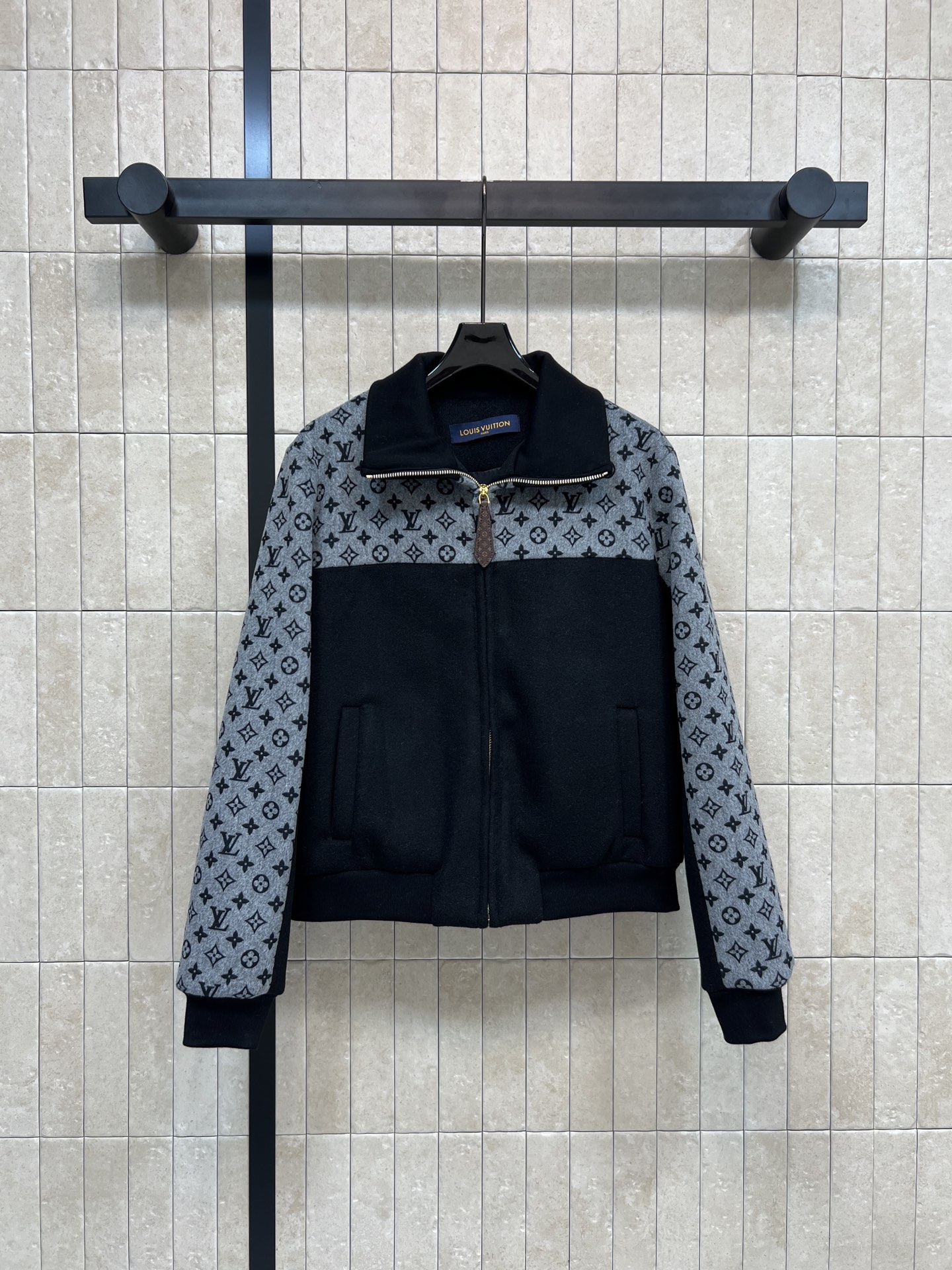 NO:657449,L's new autumn and winter 25 presbyopic patchwork hooded jacket, black body + gray printed sleeves, highly recognizable!  Zipper closure + hooded design, casual and fashionable, loose fit, super slim, no pressure for daily wear, soft and comfortable fabric, just right for spring and autumn ~ brand logo embellishment, full of luxury, looks great with any combination!  One color, three sizes Size/S-M-L,,louis vuitton,jackets & coats,hats,alexander wang19860909L家 25秋冬新款 老花拼接连帽夹克 黑色主体+灰色印花袖子 辨识度超高！拉链开合+连帽设计 休闲又时髦 宽松版型超显瘦 日常穿搭无压力 面料柔软舒适 春秋季节穿刚刚好~品牌Logo点缀 奢华感满满 随便搭配都很出彩！一色三码 Size/S-M-L,,louis vuitton,jackets & coats,hats,alexander wang,Women's clothing