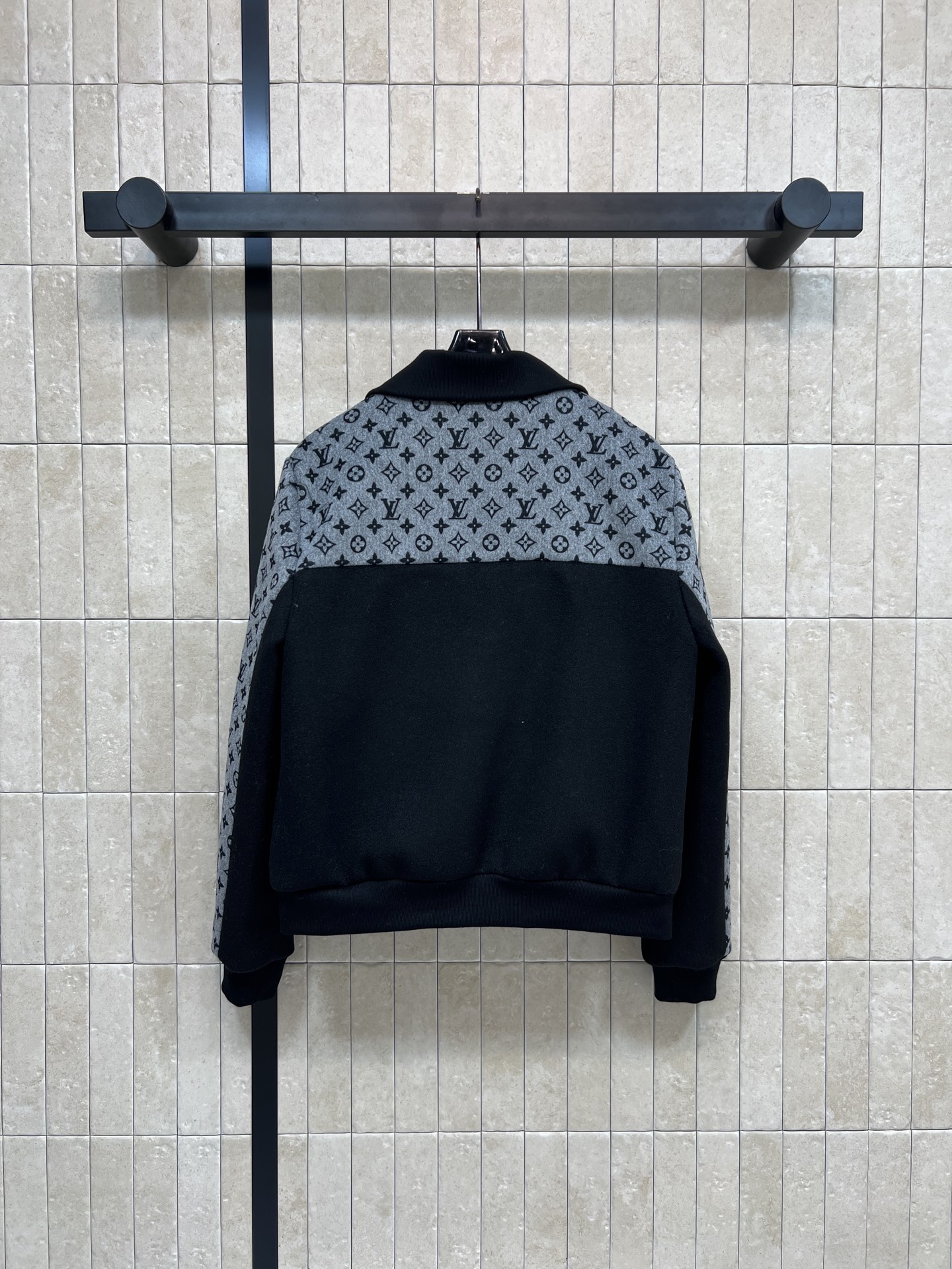 L家 25秋冬新款 老花拼接连帽夹克 黑色主体+灰色印花袖子 辨识度超高！拉链开合+连帽设计 休闲又时髦