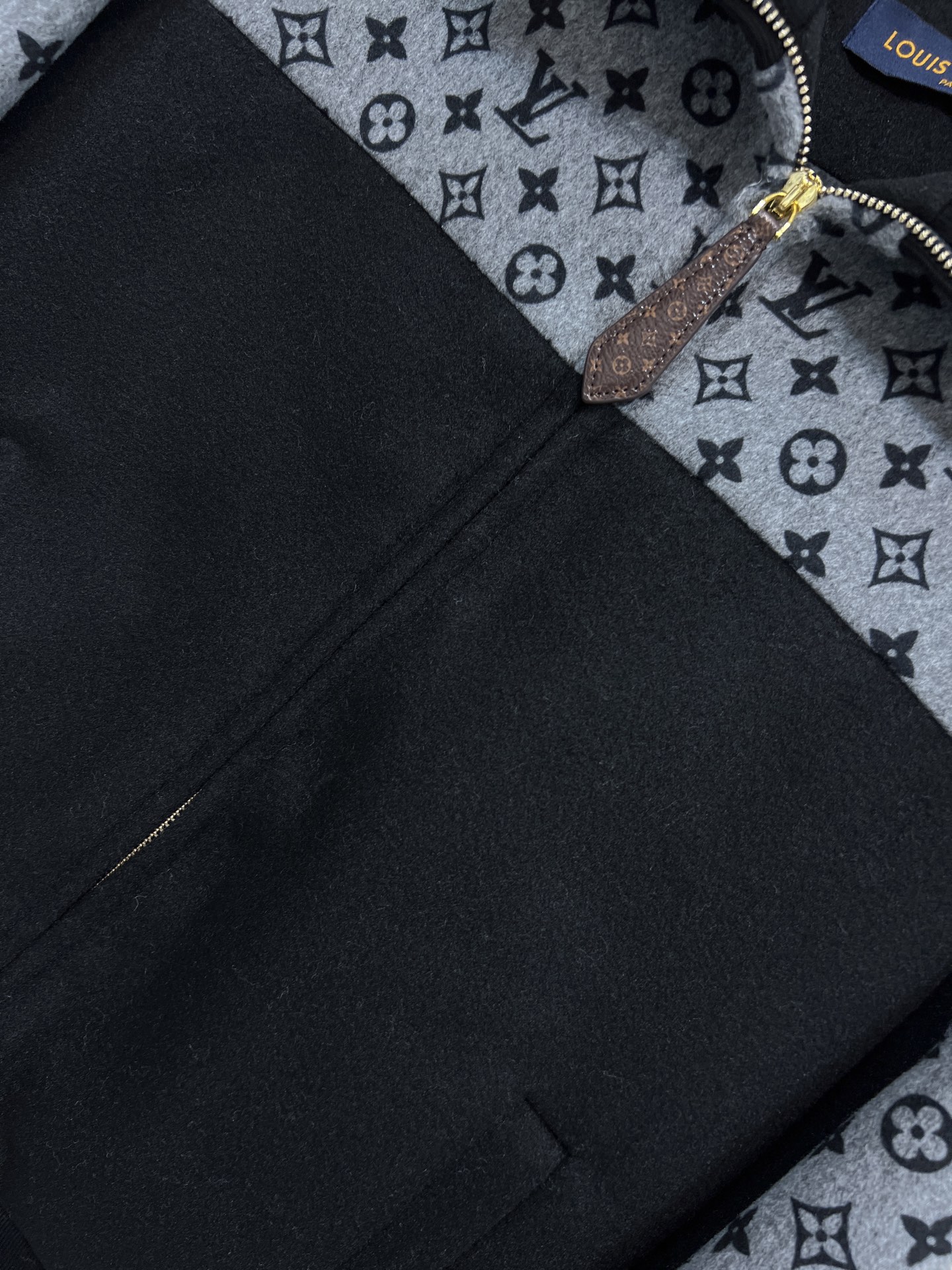 L家 25秋冬新款 老花拼接连帽夹克 黑色主体+灰色印花袖子 辨识度超高！拉链开合+连帽设计 休闲又时髦