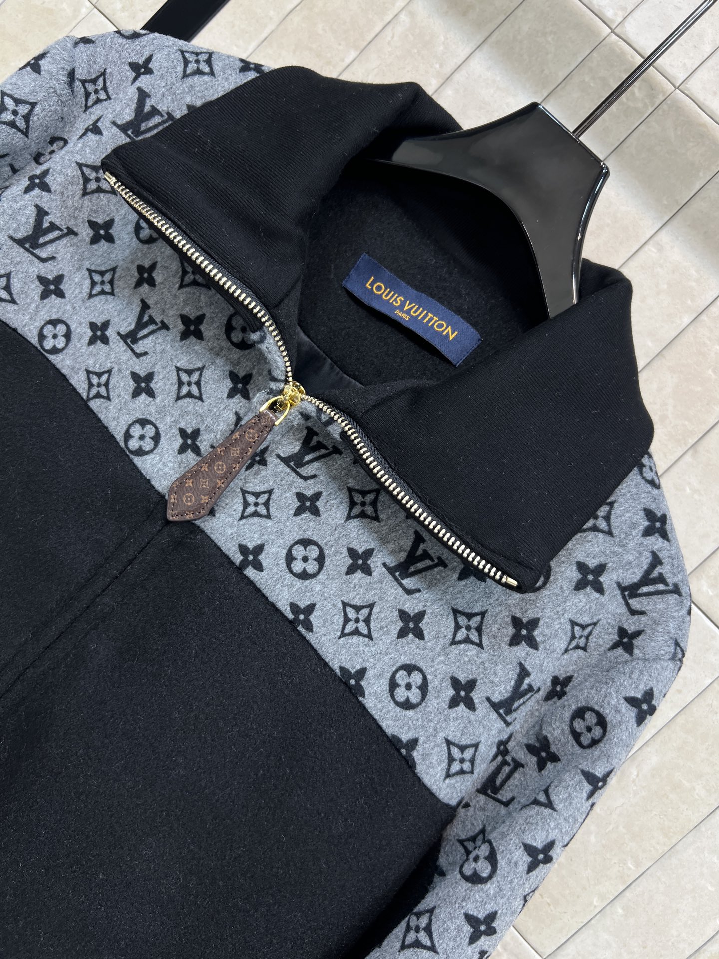 L家 25秋冬新款 老花拼接连帽夹克 黑色主体+灰色印花袖子 辨识度超高！拉链开合+连帽设计 休闲又时髦