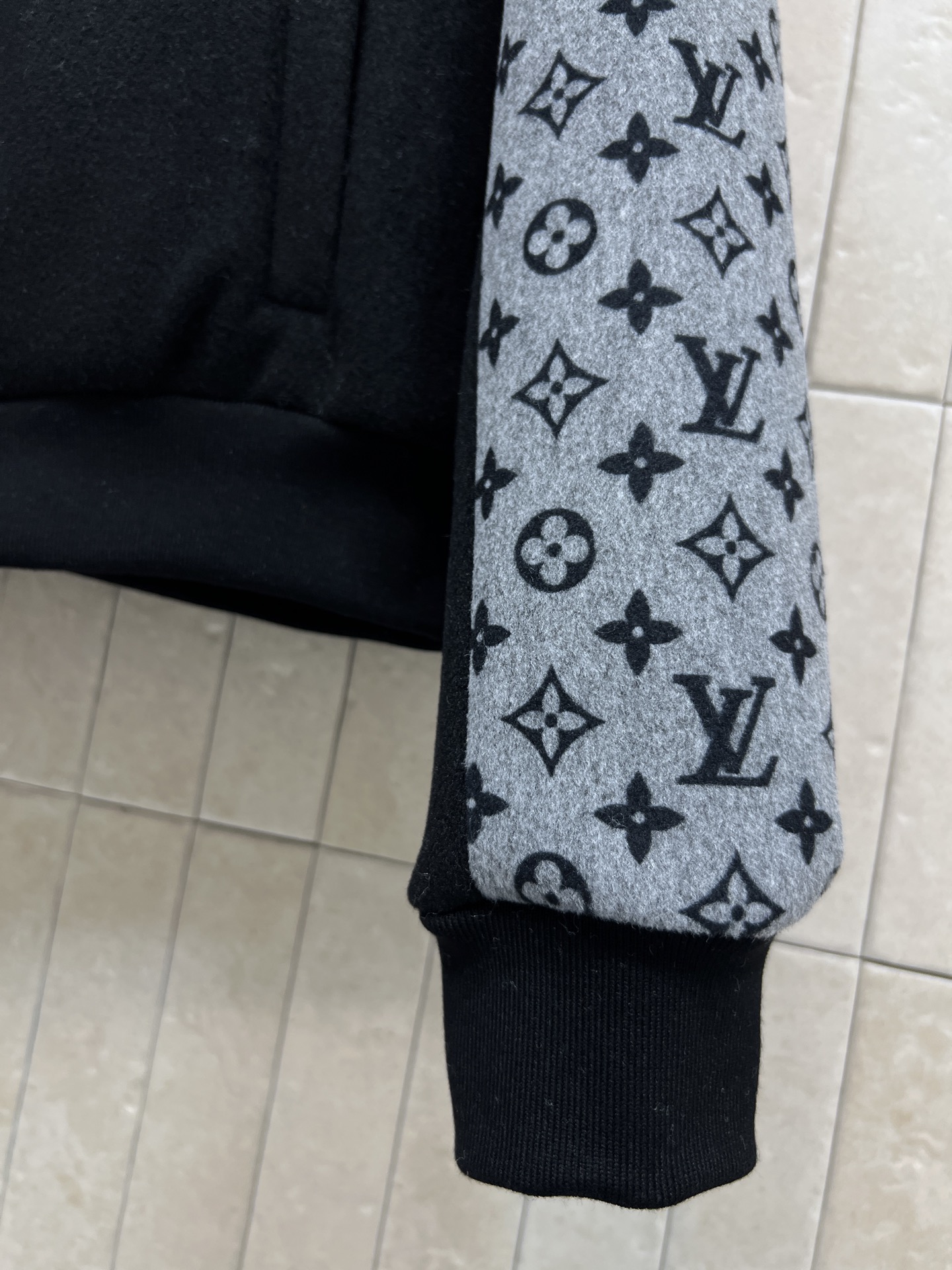 L家 25秋冬新款 老花拼接连帽夹克 黑色主体+灰色印花袖子 辨识度超高！拉链开合+连帽设计 休闲又时髦