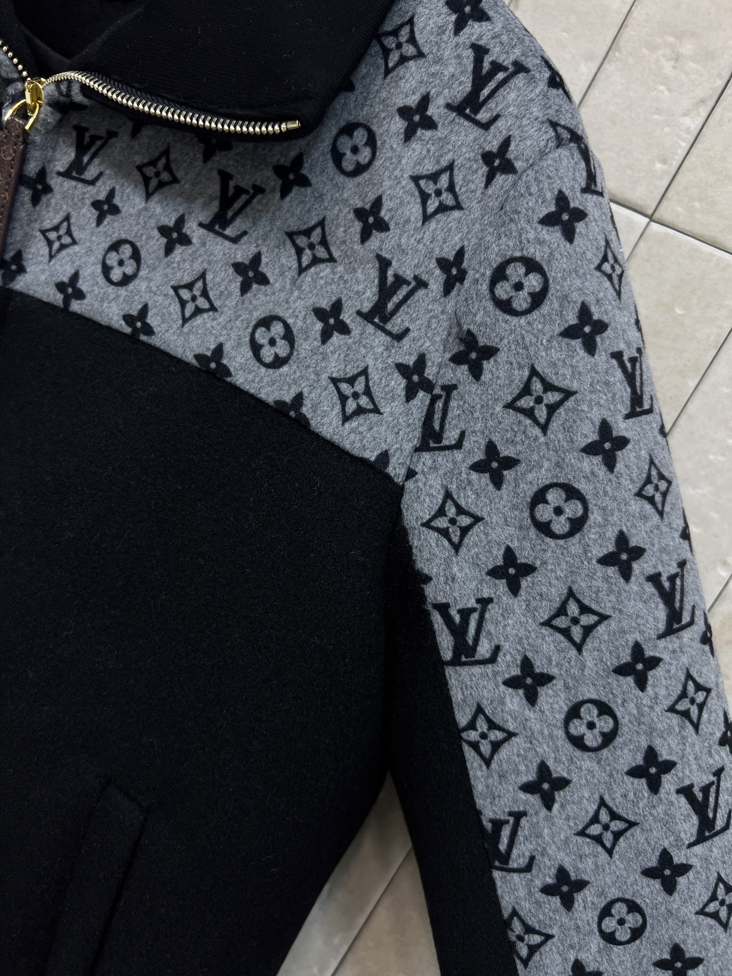 L家 25秋冬新款 老花拼接连帽夹克 黑色主体+灰色印花袖子 辨识度超高！拉链开合+连帽设计 休闲又时髦