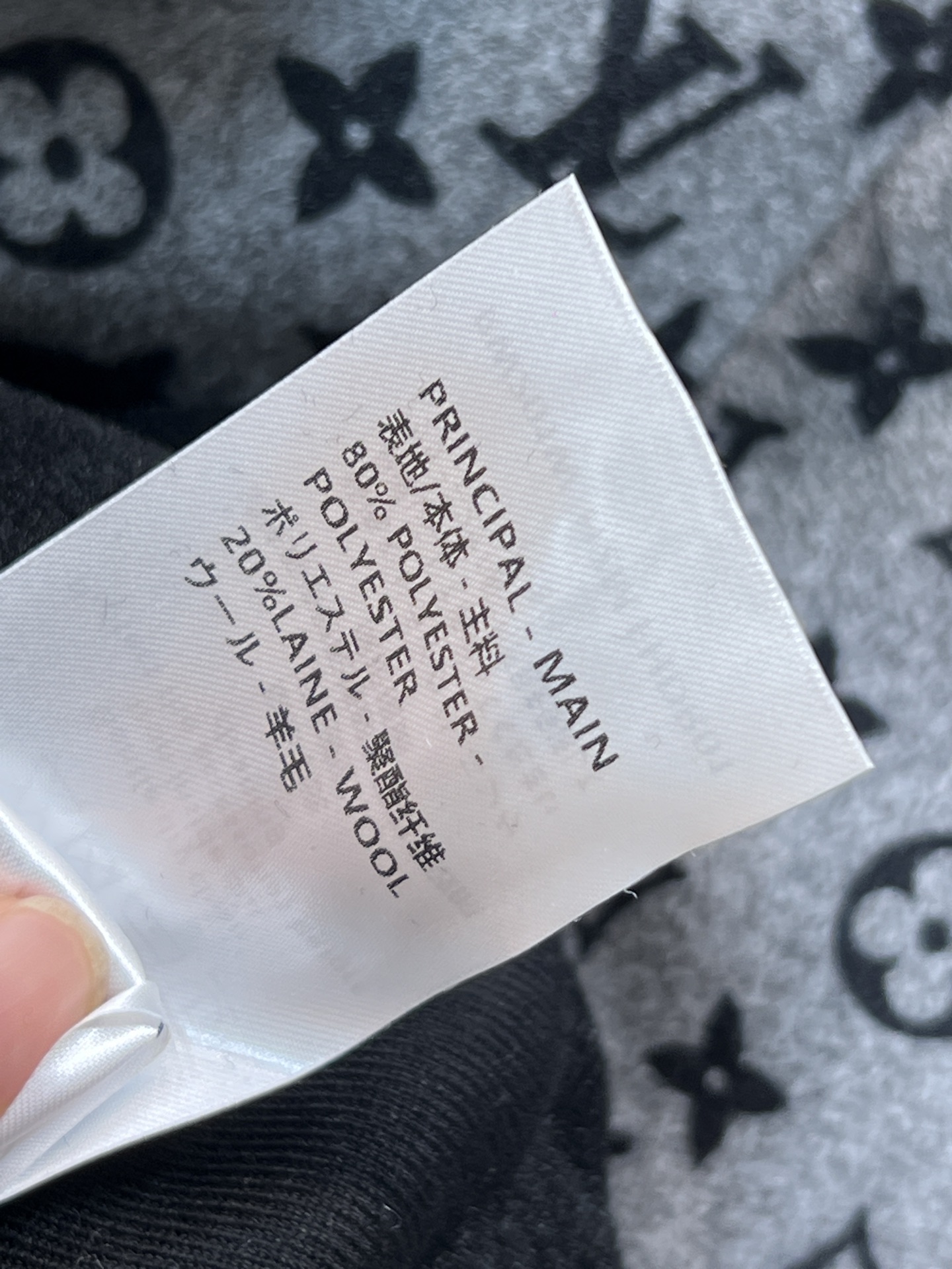 L家 25秋冬新款 老花拼接连帽夹克 黑色主体+灰色印花袖子 辨识度超高！拉链开合+连帽设计 休闲又时髦