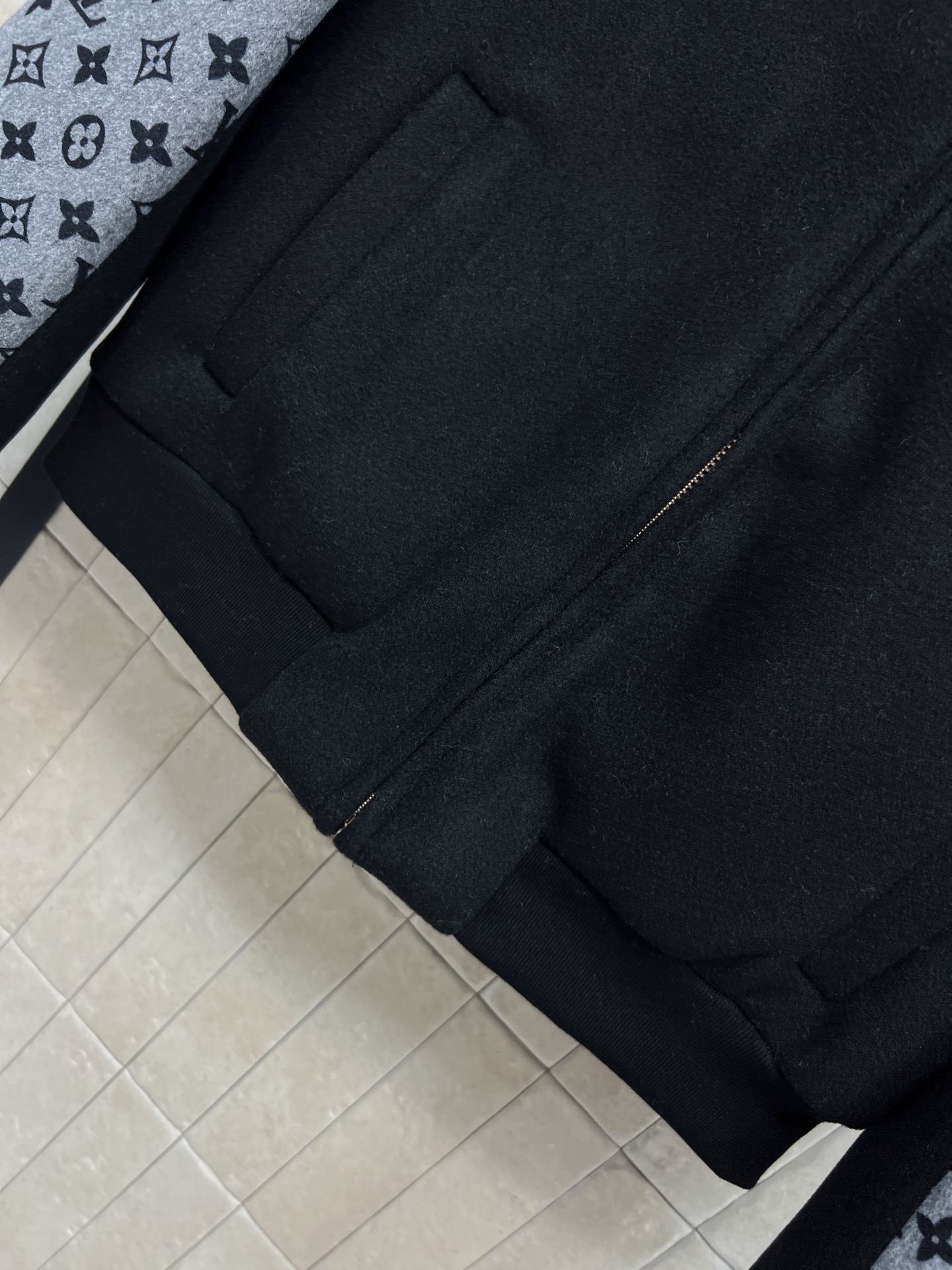 L家 25秋冬新款 老花拼接连帽夹克 黑色主体+灰色印花袖子 辨识度超高！拉链开合+连帽设计 休闲又时髦