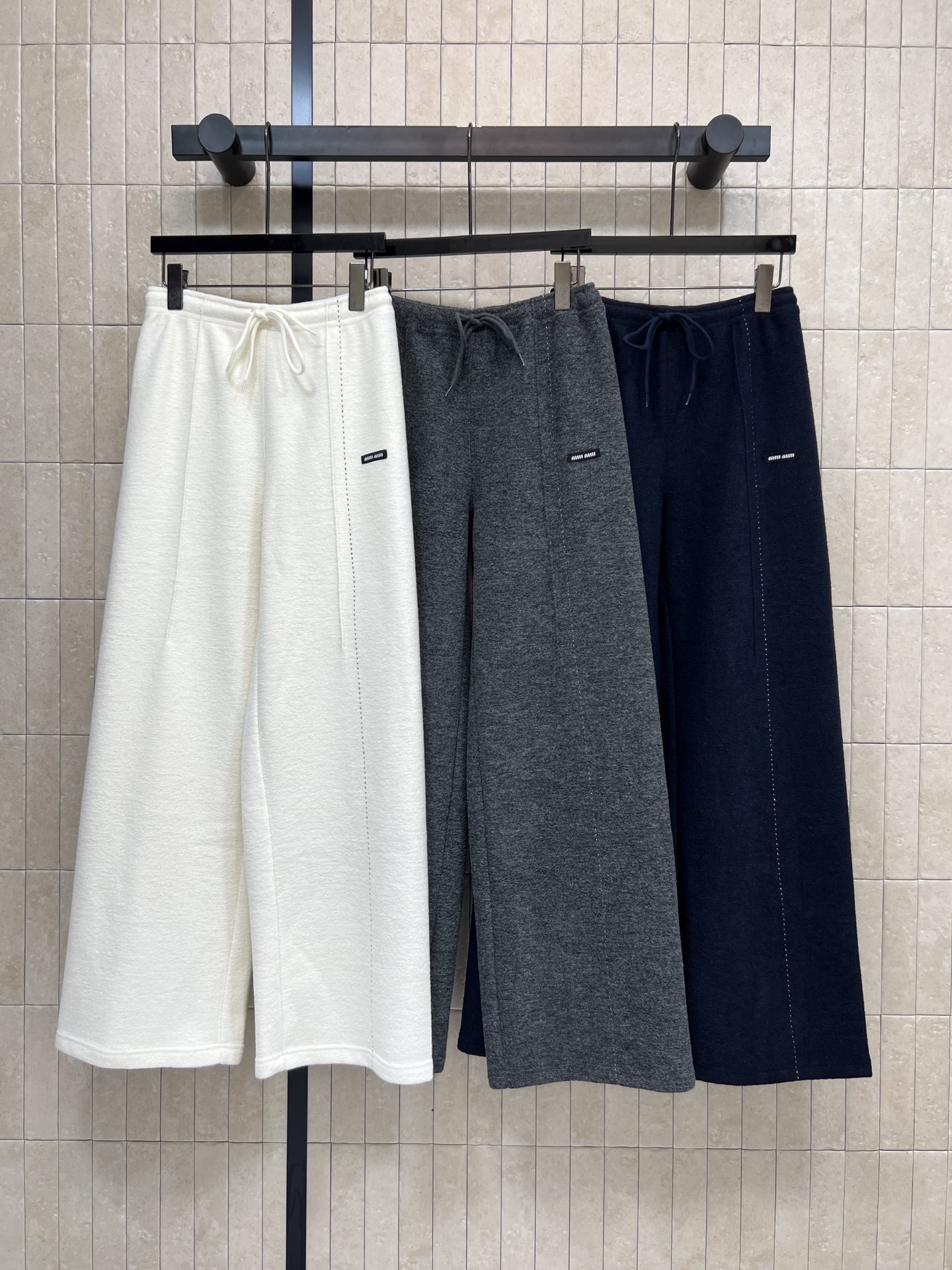 NO:657457,MIU's 25 new autumn and winter style high-waisted woolen wide-leg pants. Loose straight design + elastic drawstring waist. Comfortable and long legs. Very stylish with a sweater or sneakers. It is also OK to wear in autumn and winter. It can be easily used for daily leisure and at home. One color and three sizes. Size/S-M-L,,miumiu,sneakers,hoodie,sweatshirts,alexander wang19860909MIU家 25秋冬新款 高腰毛呢阔腿裤 宽松直筒设计+松紧抽绳腰头 舒适又显腿长 随便搭卫衣or运动鞋都超有型~秋冬穿也很OK 日常休闲、居家都能轻松驾驭 一色三码Size/S-M-L,,miumiu,sneakers,hoodie,sweatshirts,alexander wang,Women's clothing