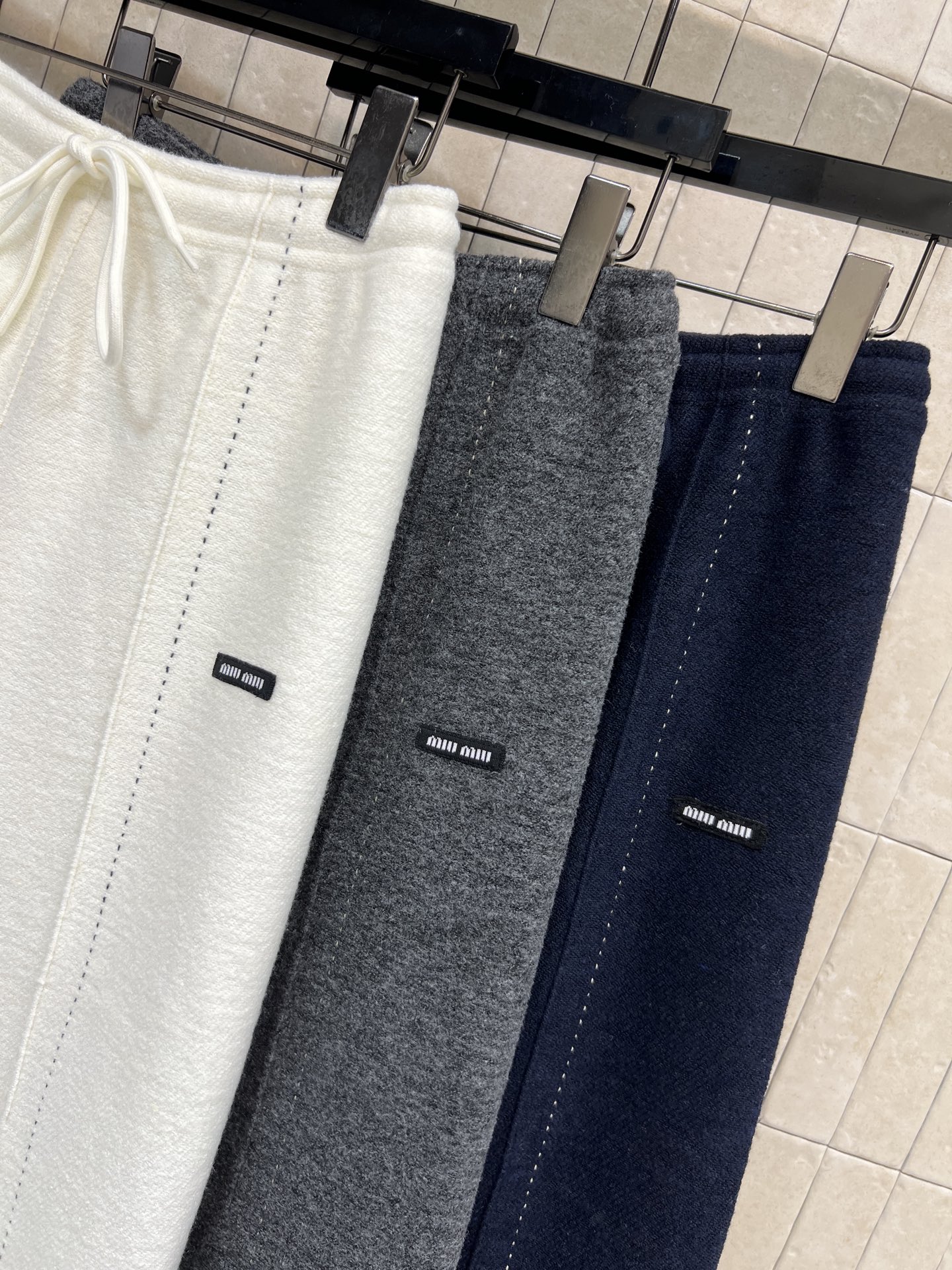 MIU家 25秋冬新款 高腰毛呢阔腿裤 宽松直筒设计+松紧抽绳腰头 舒适又显腿长 随便搭卫衣or运动鞋都