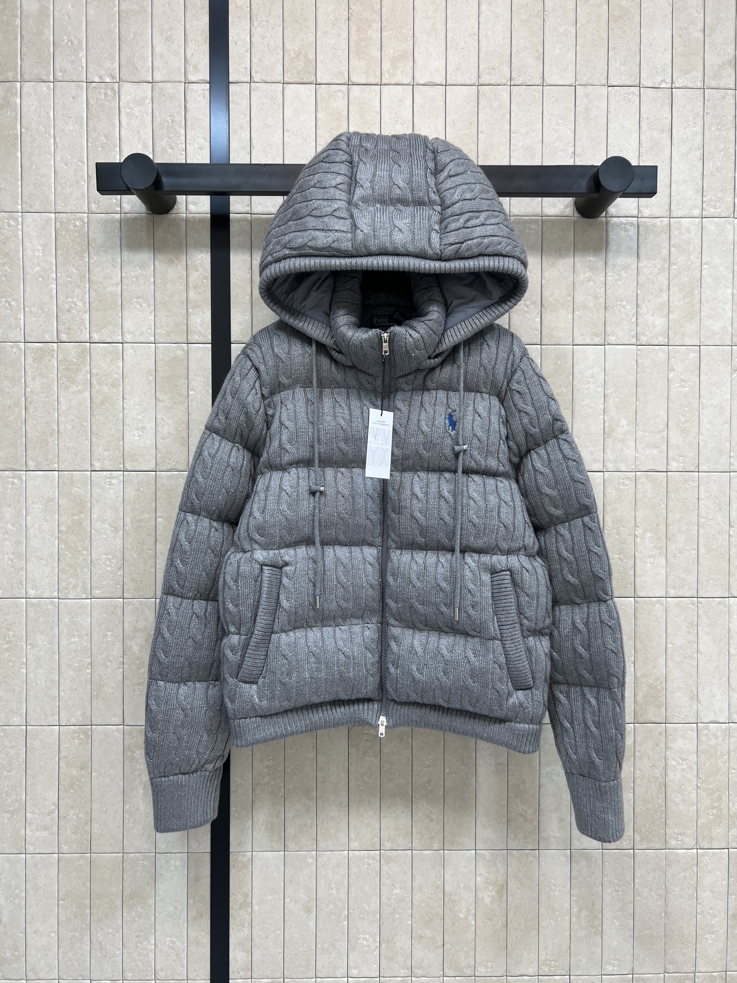 NO:658314,Comes with dust bag Ralph Lauren 25 new autumn and winter cable knit hooded down jacket with detachable hooded stand-up collar design. The outer layer is a knitted twist jacquard design. It is soft and textured, light and warm. The solid color is simple and advanced. The cable texture is super recognizable!  Detachable hood + double-ended zipper, suitable for daily commuting or outdoor use, fashionable and practical!  0-1-2-3,,down jacket,hats,alexander wang19860909配防尘袋拉夫劳伦 25秋冬新款 绞花针织连帽羽绒服 可拆卸连帽立领设计 外层是针织麻花提花设计 柔软有质感 轻盈又保暖 纯色简约高级 绞花纹理超有辨识度！可拆卸连帽+双头拉链 日常通勤或户外都很适合 时尚又实用！0-1-2-3,,down jacket,hats,alexander wang,Women's clothing