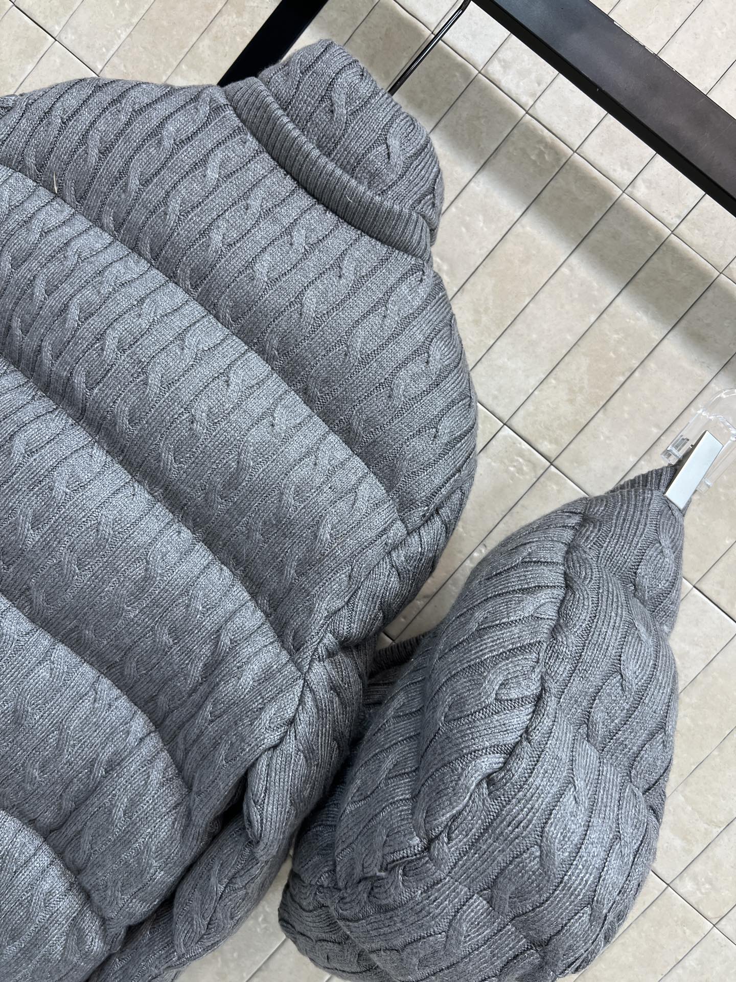 拉夫劳伦 25秋冬新款 绞花针织连帽羽绒服 可拆卸连帽立领设计 外层是针织麻花提花设计 柔软有质感 轻盈