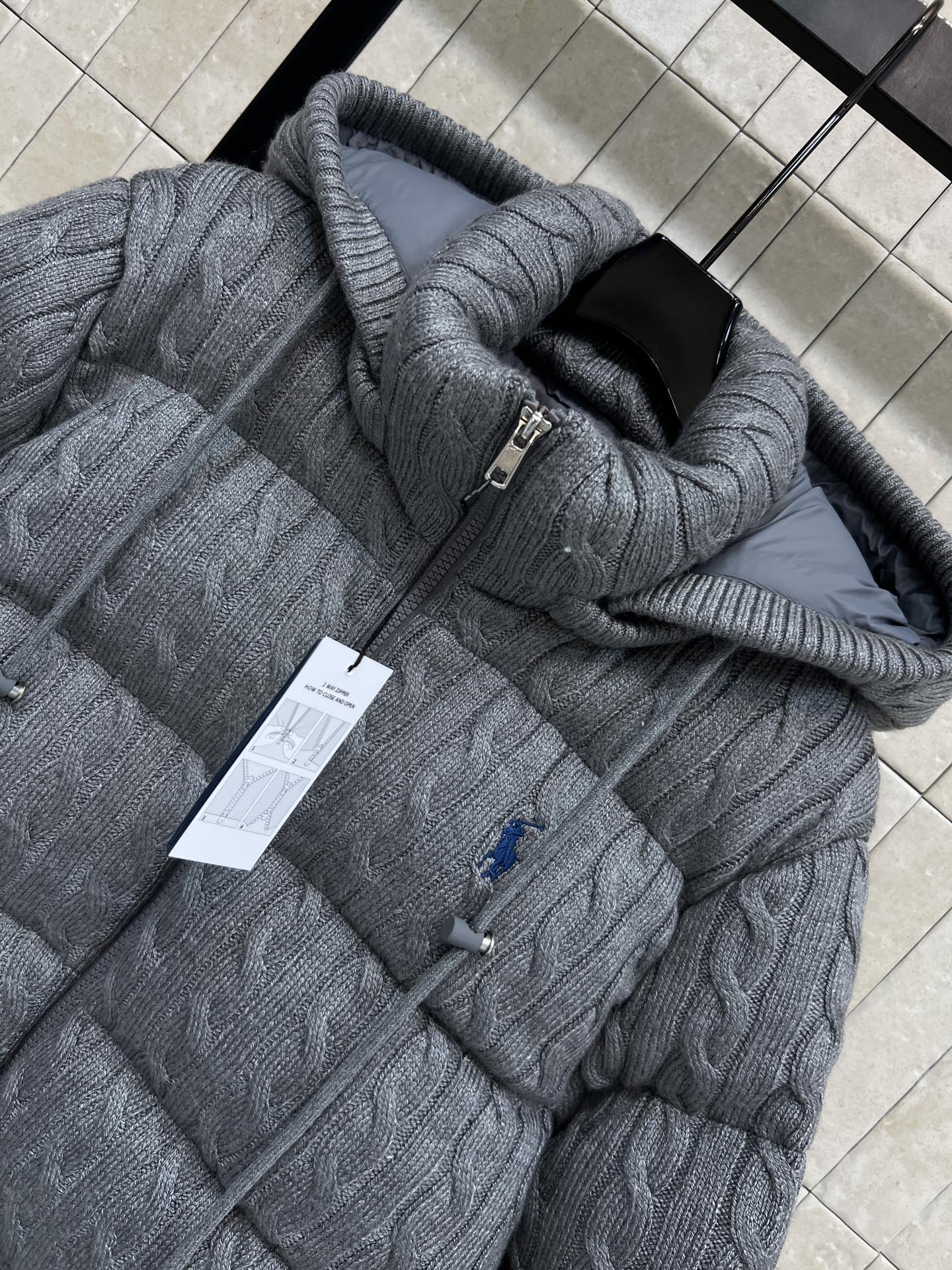 拉夫劳伦 25秋冬新款 绞花针织连帽羽绒服 可拆卸连帽立领设计 外层是针织麻花提花设计 柔软有质感 轻盈