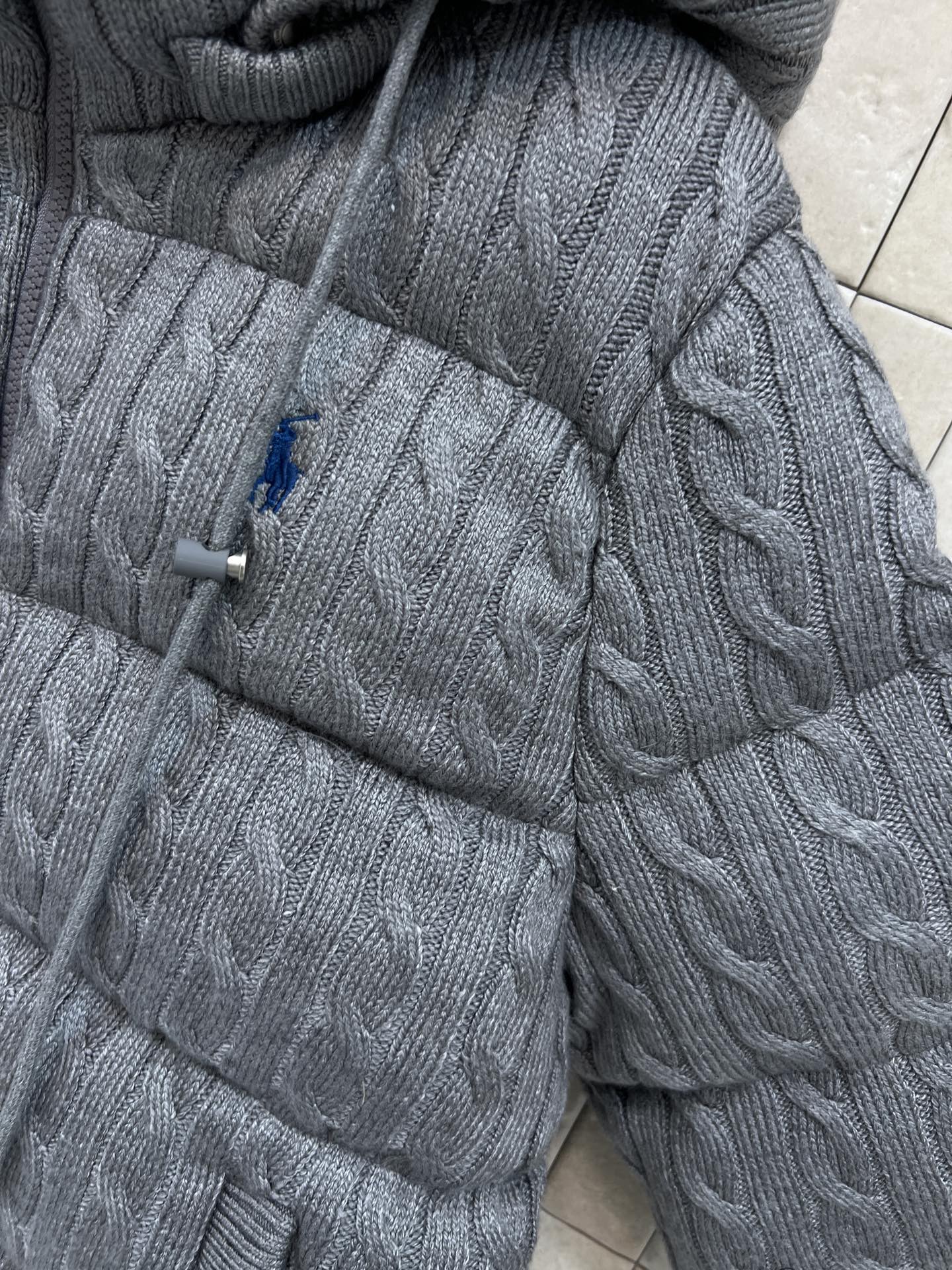 拉夫劳伦 25秋冬新款 绞花针织连帽羽绒服 可拆卸连帽立领设计 外层是针织麻花提花设计 柔软有质感 轻盈