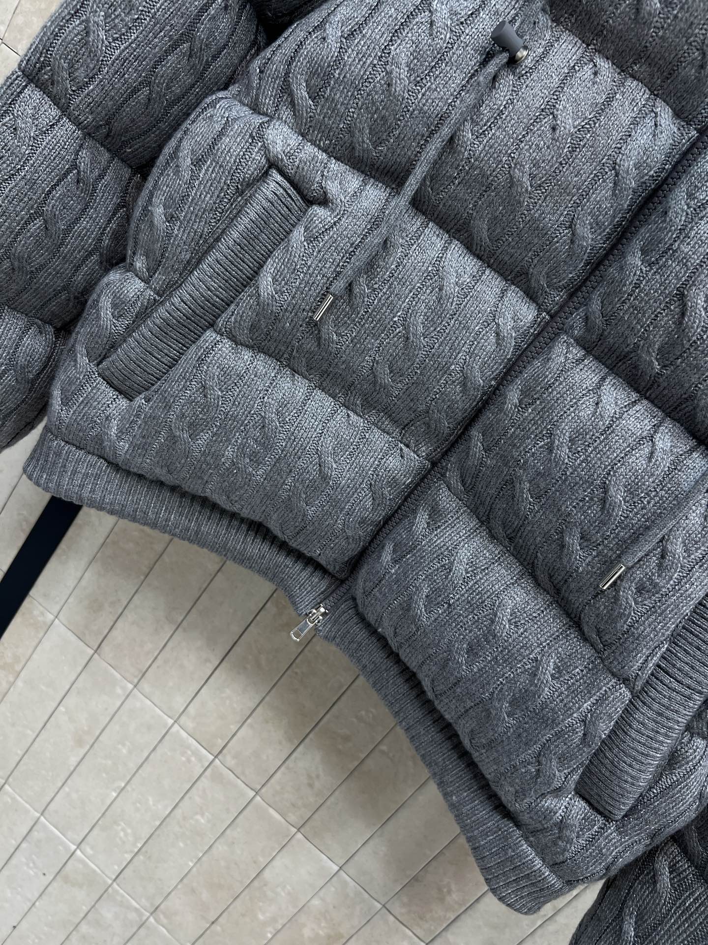 拉夫劳伦 25秋冬新款 绞花针织连帽羽绒服 可拆卸连帽立领设计 外层是针织麻花提花设计 柔软有质感 轻盈