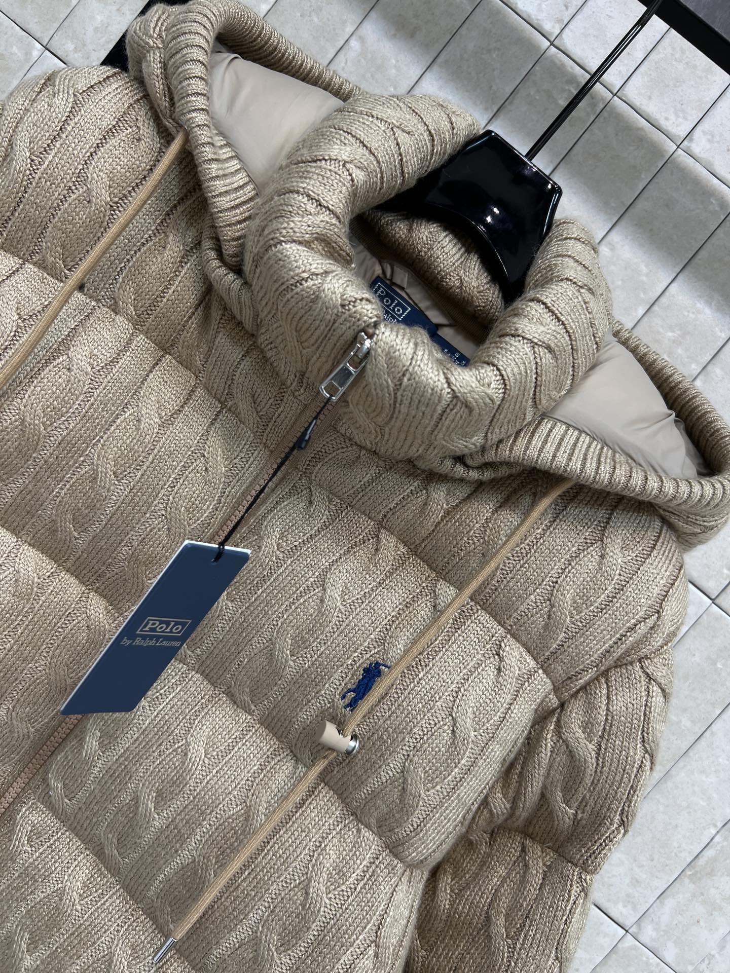 拉夫劳伦 25秋冬新款 绞花针织连帽羽绒服 可拆卸连帽立领设计 外层是针织麻花提花设计 柔软有质感 轻盈