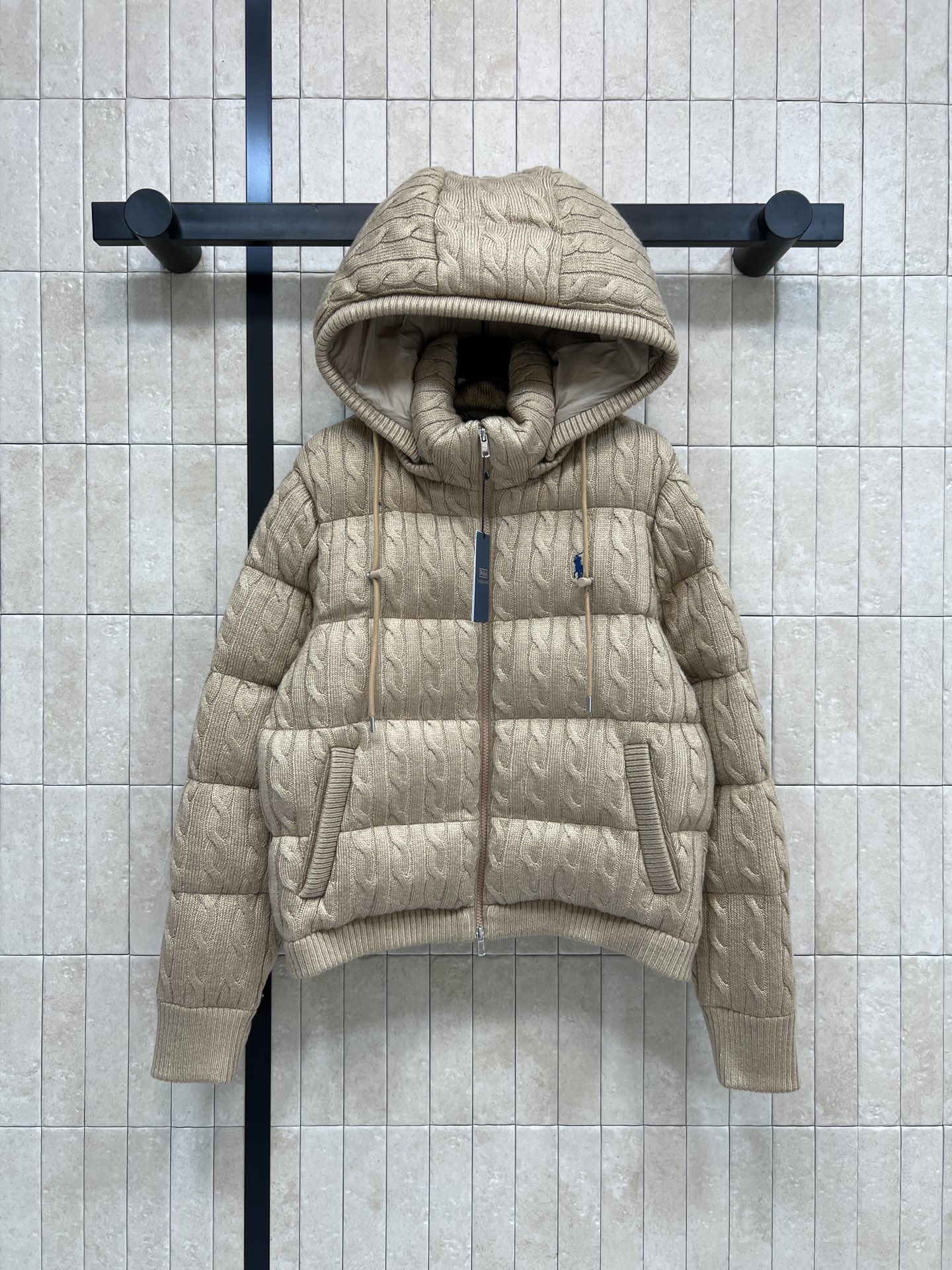 NO:658320,Comes with dust bag Ralph Lauren 25 new autumn and winter cable knit hooded down jacket with detachable hooded stand-up collar design. The outer layer is a knitted twist jacquard design. It is soft and textured, light and warm. The solid color is simple and advanced. The cable texture is super recognizable!  Detachable hood + double-ended zipper, suitable for daily commuting or outdoor use, fashionable and practical!  0-1-2-3,,down jacket,hats, 19860909配防尘袋拉夫劳伦 25秋冬新款 绞花针织连帽羽绒服 可拆卸连帽立领设计 外层是针织麻花提花设计 柔软有质感 轻盈又保暖 纯色简约高级 绞花纹理超有辨识度！可拆卸连帽+双头拉链 日常通勤或户外都很适合 时尚又实用！0-1-2-3,,down jacket,hats, ,Women's clothing