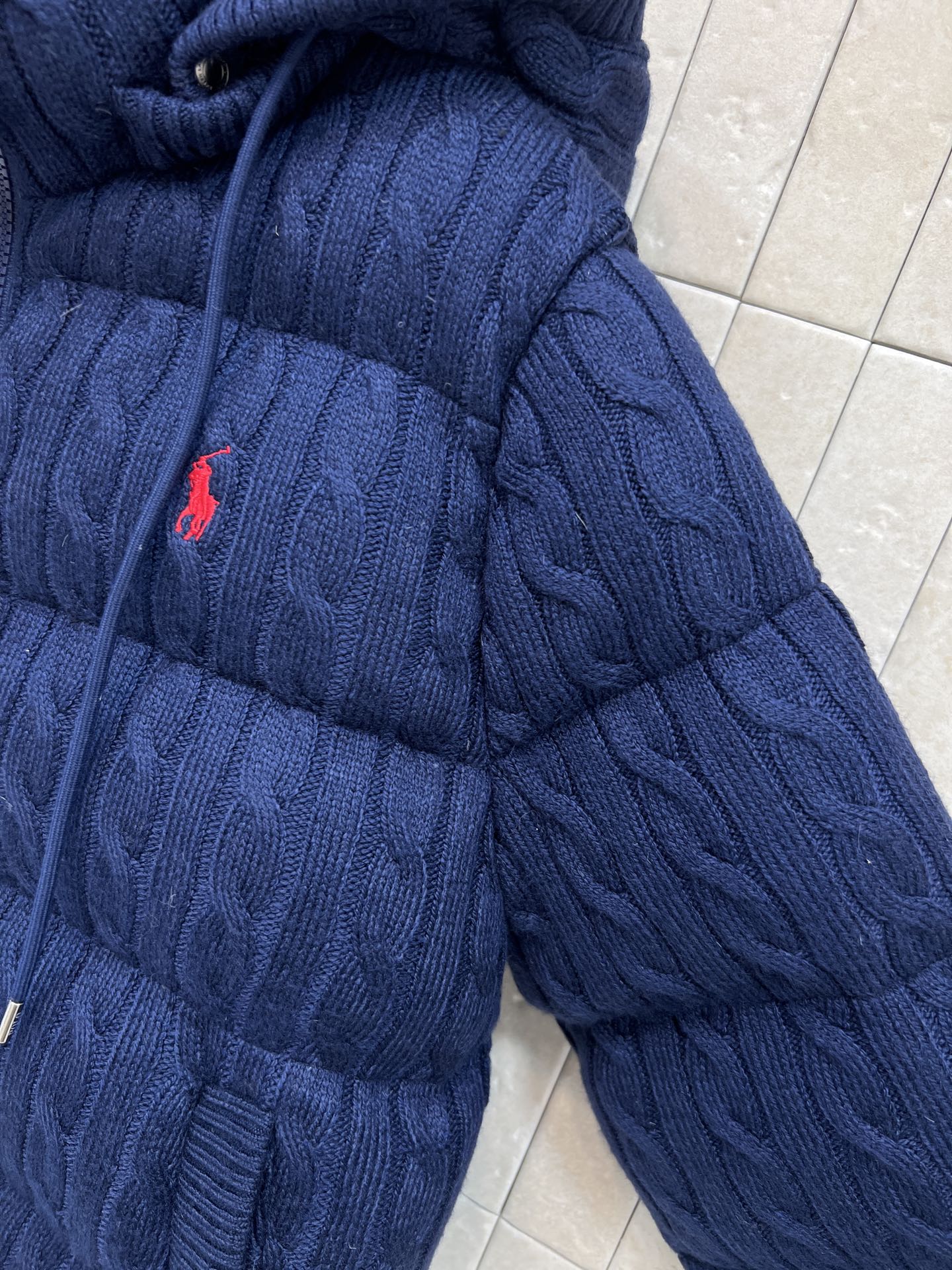 拉夫劳伦 25秋冬新款 绞花针织连帽羽绒服 可拆卸连帽立领设计 外层是针织麻花提花设计 柔软有质感 轻盈