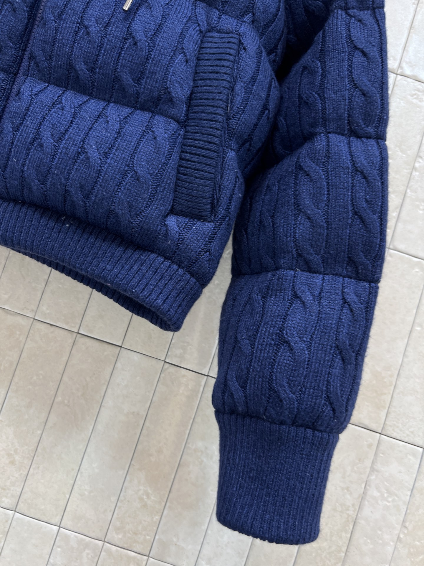 拉夫劳伦 25秋冬新款 绞花针织连帽羽绒服 可拆卸连帽立领设计 外层是针织麻花提花设计 柔软有质感 轻盈