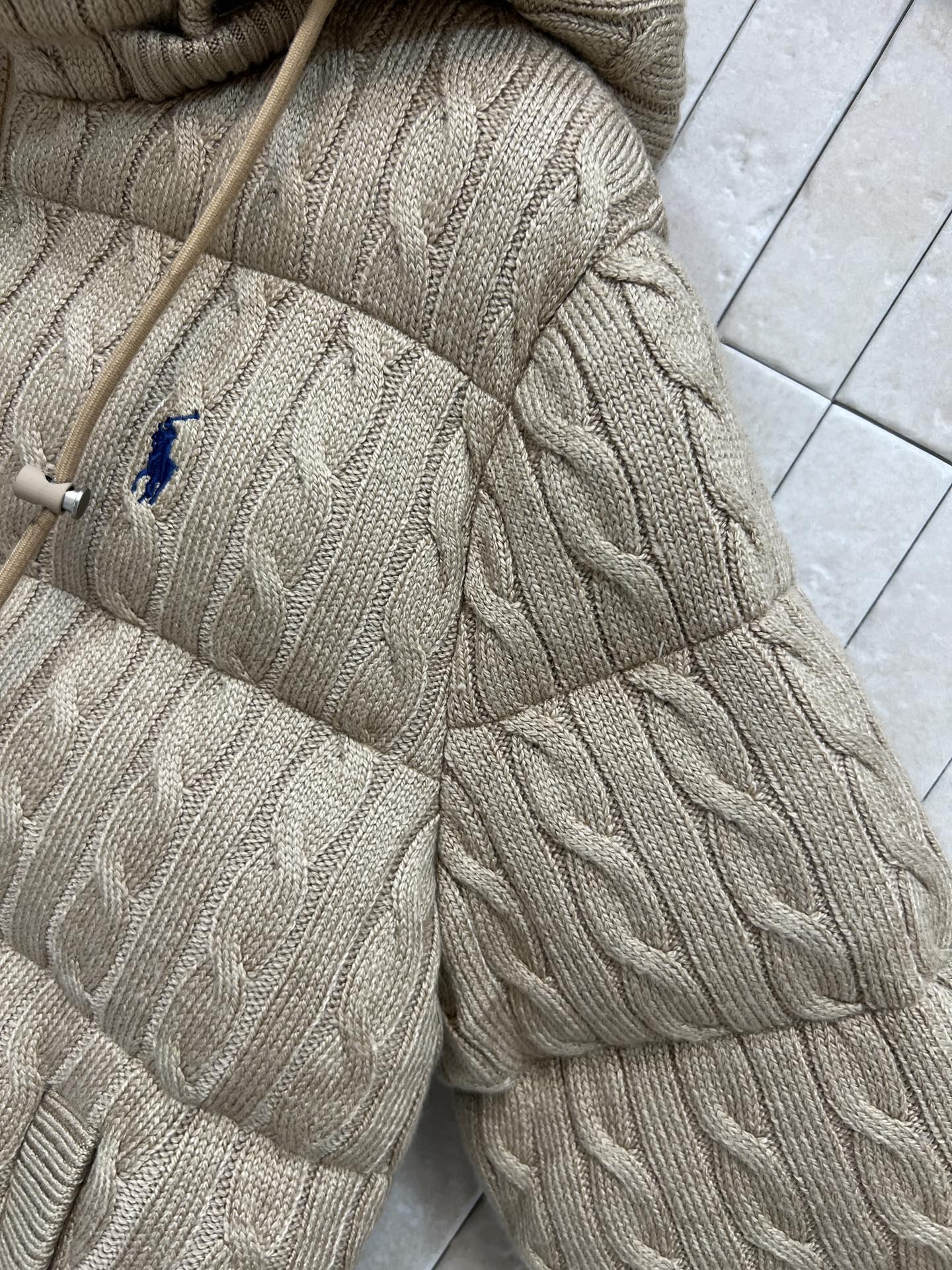 拉夫劳伦 25秋冬新款 绞花针织连帽羽绒服 可拆卸连帽立领设计 外层是针织麻花提花设计 柔软有质感 轻盈