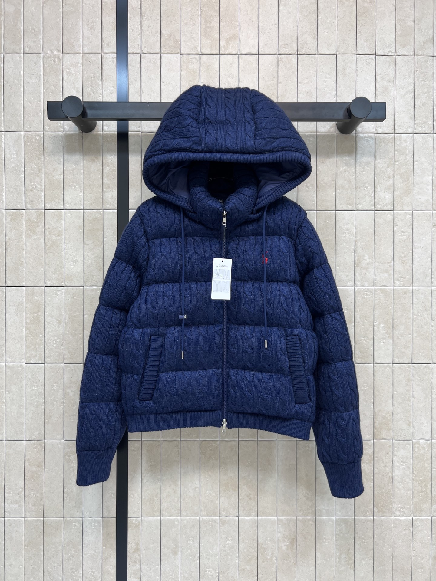 NO:658323,Comes with dust bag Ralph Lauren 25 new autumn and winter cable knit hooded down jacket with detachable hooded stand-up collar design. The outer layer is a knitted twist jacquard design. It is soft and textured, light and warm. The solid color is simple and advanced. The cable texture is super recognizable!  Detachable hood + double-ended zipper, suitable for daily commuting or outdoor use, fashionable and practical!  0-1-2-3,,down jacket,hats, 19860909配防尘袋拉夫劳伦 25秋冬新款 绞花针织连帽羽绒服 可拆卸连帽立领设计 外层是针织麻花提花设计 柔软有质感 轻盈又保暖 纯色简约高级 绞花纹理超有辨识度！可拆卸连帽+双头拉链 日常通勤或户外都很适合 时尚又实用！0-1-2-3,,down jacket,hats, ,Women's clothing