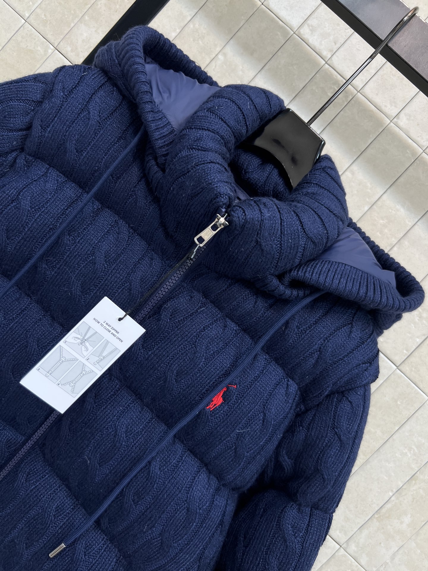 拉夫劳伦 25秋冬新款 绞花针织连帽羽绒服 可拆卸连帽立领设计 外层是针织麻花提花设计 柔软有质感 轻盈