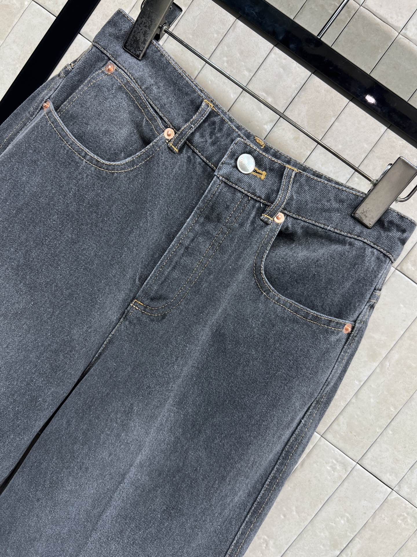 G家 26早春新款 高腰宽松直筒牛仔裤 经典深灰水洗牛仔布 复古感满满！裤型宽松 垂感好 修饰腿型超显瘦