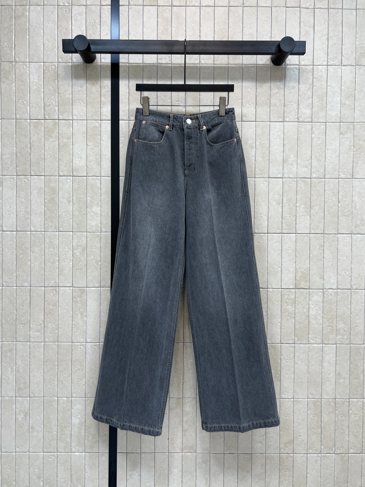 NO:657464,G Home 26 early spring new style high-waisted loose straight jeans, classic dark gray washed denim, full of retro feel!  The pants are loose and have good drape. They modify the legs and make them look slimmer. The high waist raises the waistline and elongates the proportion. Suitable for daily commuting or leisure. The fabric is soft and wear-resistant. Just perfect for spring and autumn. Pair with white T or shirt. Easy to get simple style. One color and four sizes. Size/S-M-L- XL,,gucci,jeans,shirts,alexander wang19860909G家 26早春新款 高腰宽松直筒牛仔裤 经典深灰水洗牛仔布 复古感满满！裤型宽松 垂感好 修饰腿型超显瘦 高腰提升腰线 拉长比例 日常通勤或休闲都很适合～面料柔软耐磨 春秋季节穿着刚刚好 搭配白T或衬衫 轻松get简约风穿搭一色四码Size/S-M-L- XL,,gucci,jeans,shirts,alexander wang,Women's clothing