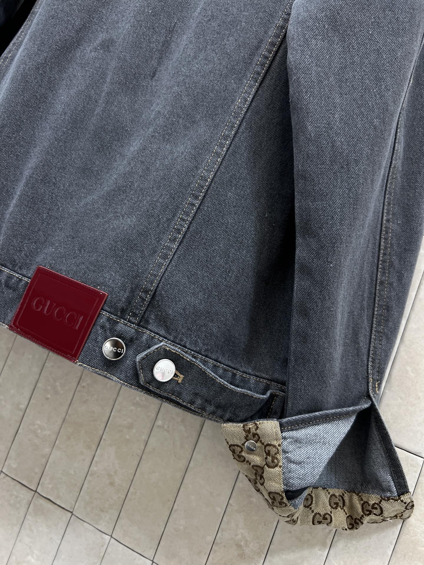 G家 26早春新款 双G印花拼接牛仔夹克外套 领口.袖口拼接经典双G提花设计 翻领宽松剪裁 上身帅气百搭