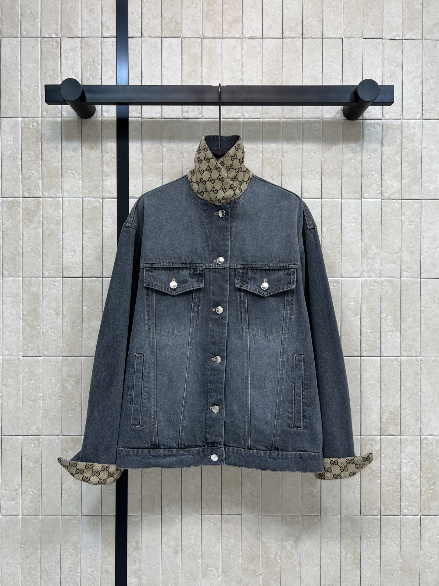 NO:657472,G Home 26 early spring new style Double G printed splicing denim jacket with classic double G jacquard design on the collar and cuffs Loose cut lapel The upper body is handsome, versatile and slim. The original development of logo button accessories is very fashionable when turned out. It is retro and versatile and reduces age. It can be worn all year round. It has an effortless fashion. Four sizes in one color Size/S-M-L- XL,,gucci,jackets & coats,jackets & coats,alexander  wang19860909G家 26早春新款 双G印花拼接牛仔夹克外套 领口.袖口拼接经典双G提花设计 翻领宽松剪裁 上身帅气百搭又显瘦 原版开发logo纽扣配件 翻边出来很时髦 复古百搭又减龄 一年四季都能穿的款 有种不费力的时髦 一色四码Size/S-M-L- XL,,gucci,jackets & coats,jackets & coats,alexander wang,Women's clothing