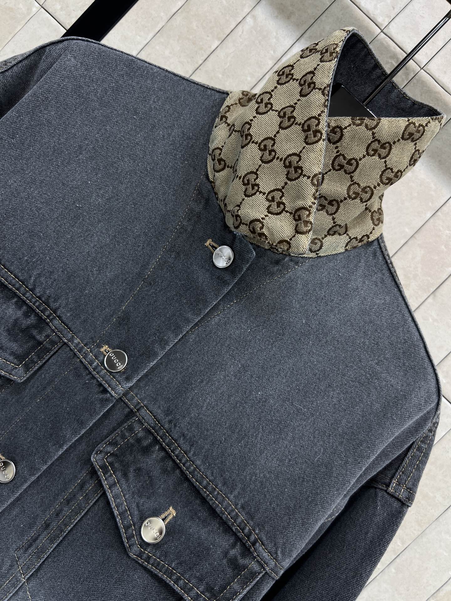 G家 26早春新款 双G印花拼接牛仔夹克外套 领口.袖口拼接经典双G提花设计 翻领宽松剪裁 上身帅气百搭