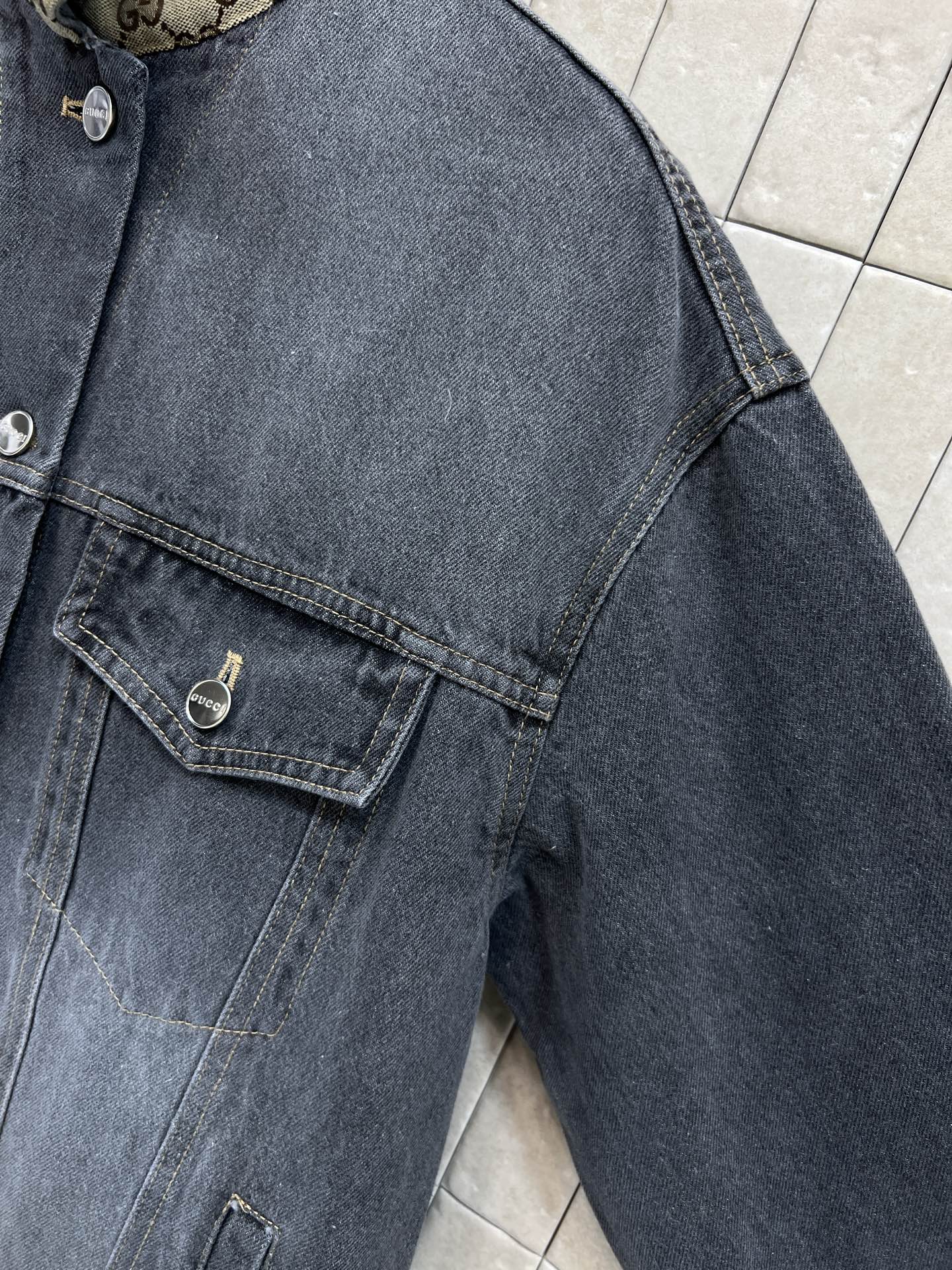 G家 26早春新款 双G印花拼接牛仔夹克外套 领口.袖口拼接经典双G提花设计 翻领宽松剪裁 上身帅气百搭