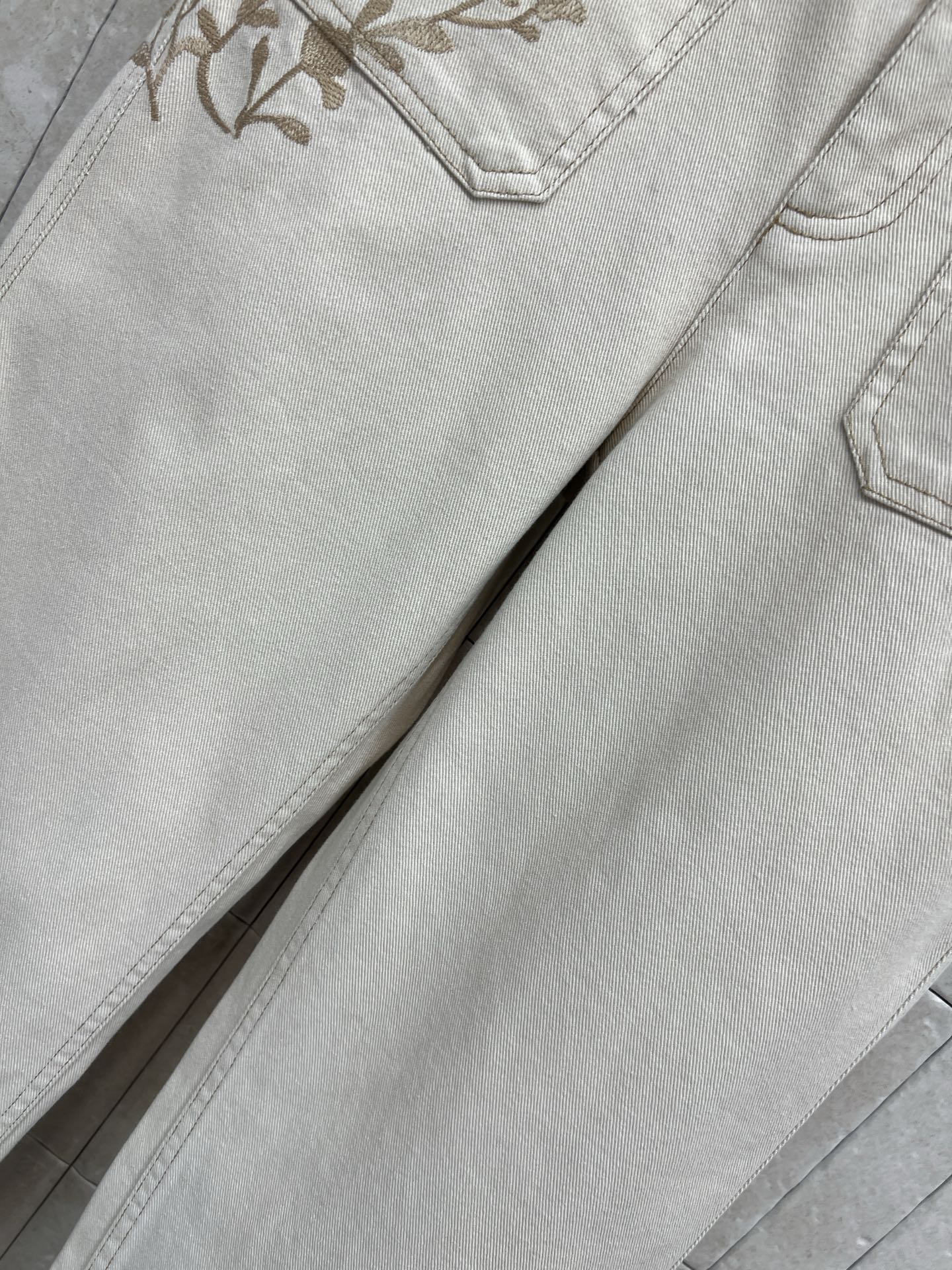 D家 26早春新款 花卉刺绣米白阔腿牛仔裤 采用高品质牛仔布 柔软又耐磨 花卉刺绣点缀口袋 细节满分 宽